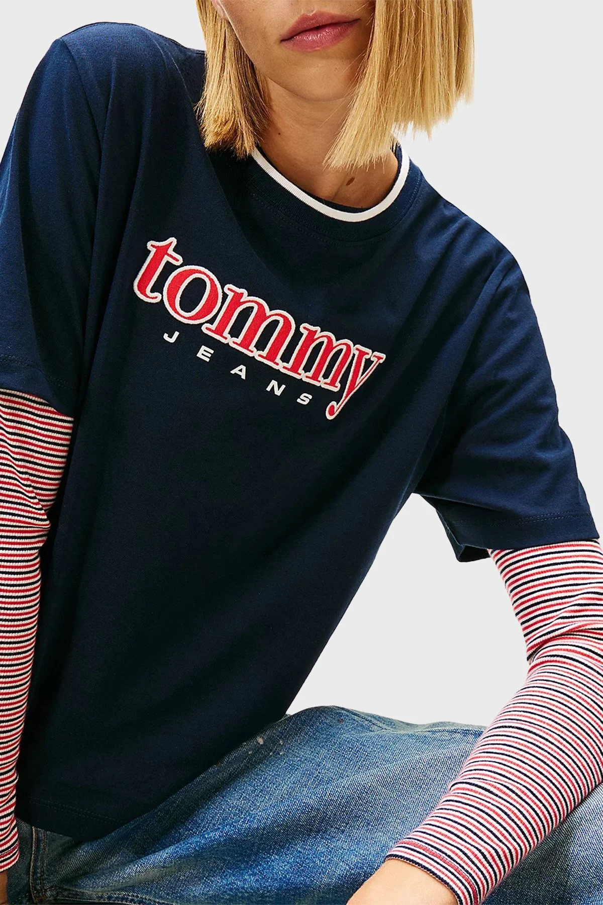 Tommy Jeans Pamuklu Relaxed Fit Logolu Bisiklet Yaka Kadın T Shirt DW0DW22563 C1G LACİVERT - 4