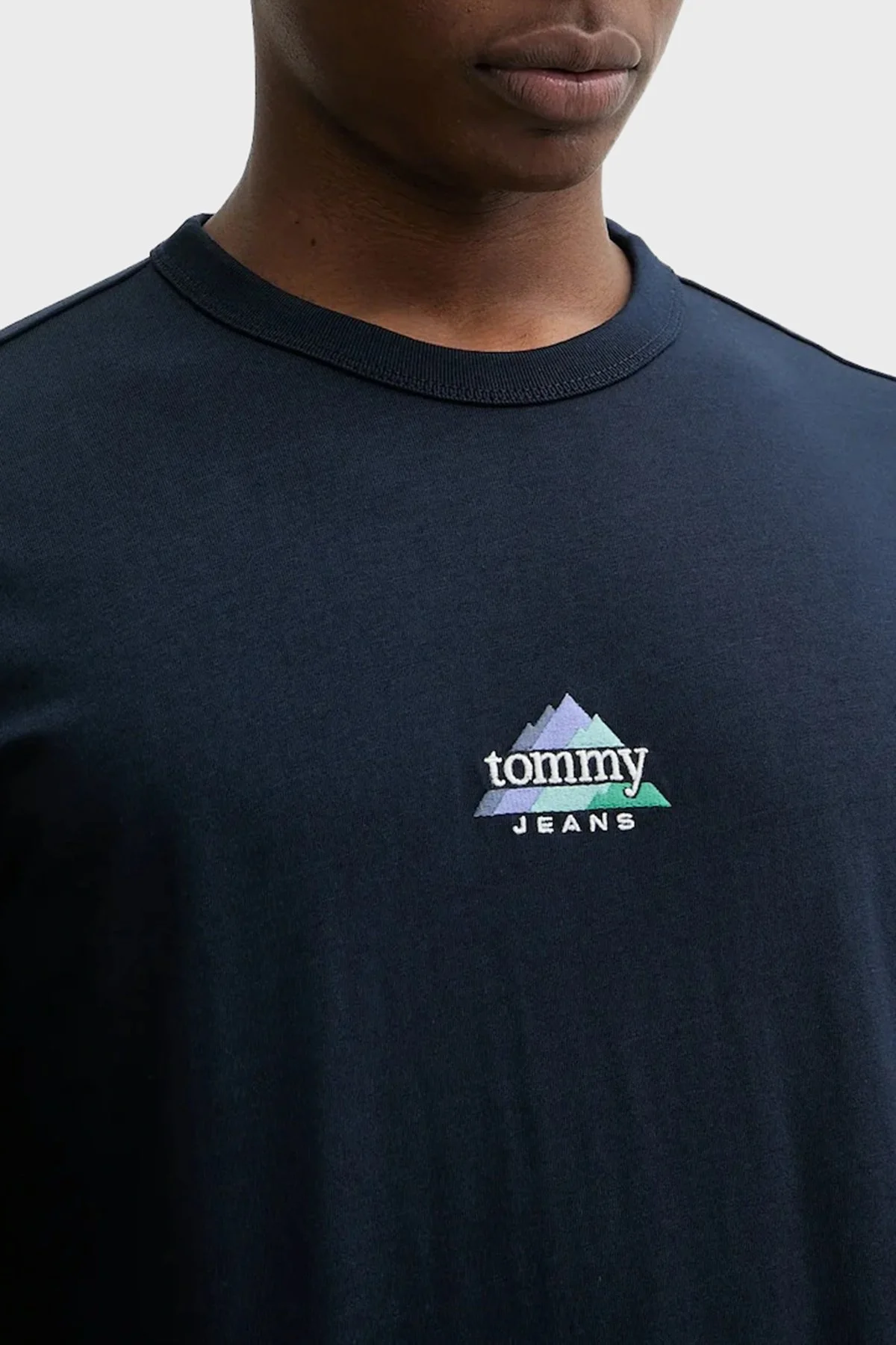 Tommy Jeans Pamuklu Regular Fit Logolu Bisiklet Yaka Erkek T Shirt DM0DM22311 C1G LACİVERT - 4