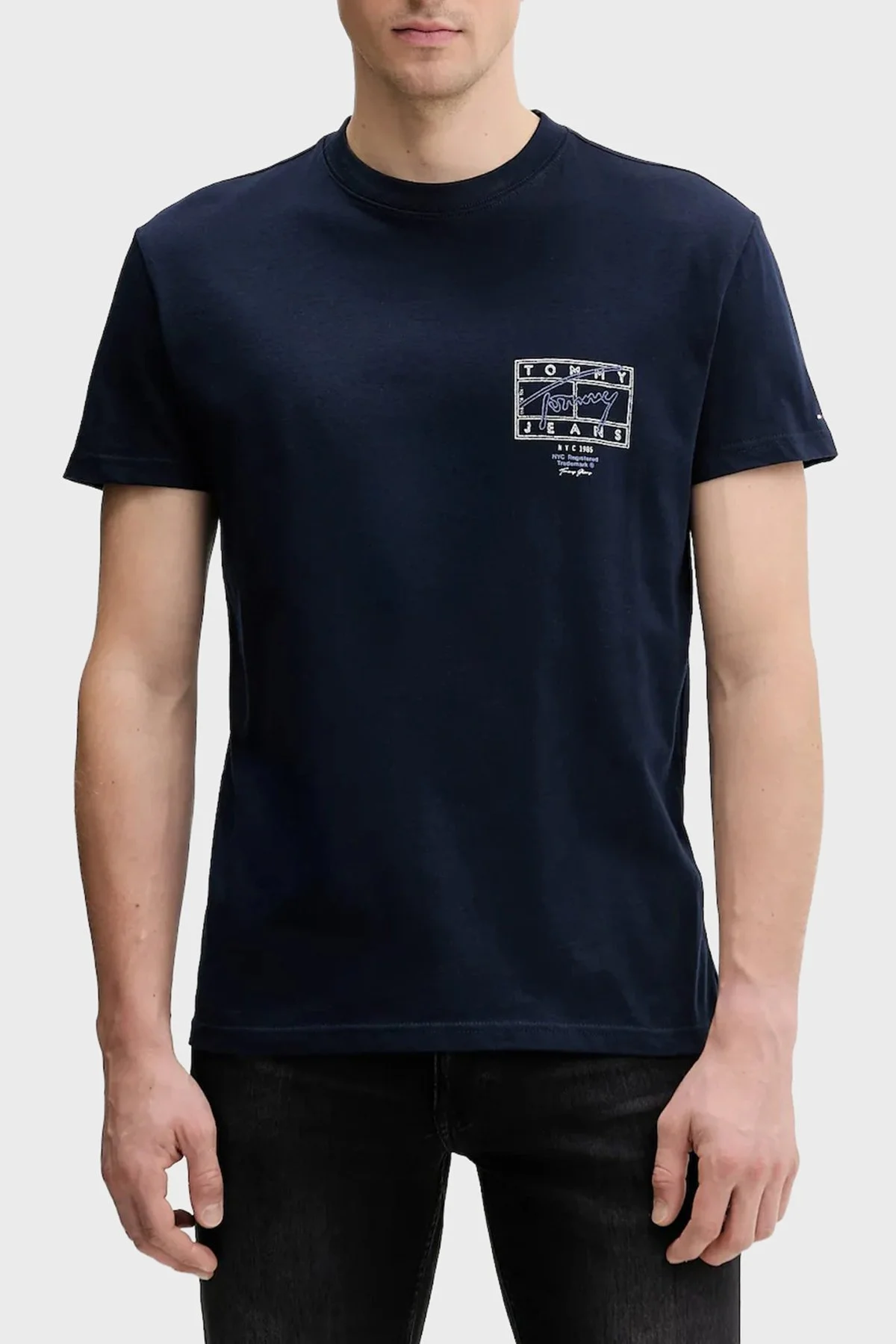 Tommy Jeans Pamuklu Regular Fit Logolu Bisiklet Yaka Erkek T Shirt DM0DM22319 C1G LACİVERT - 1