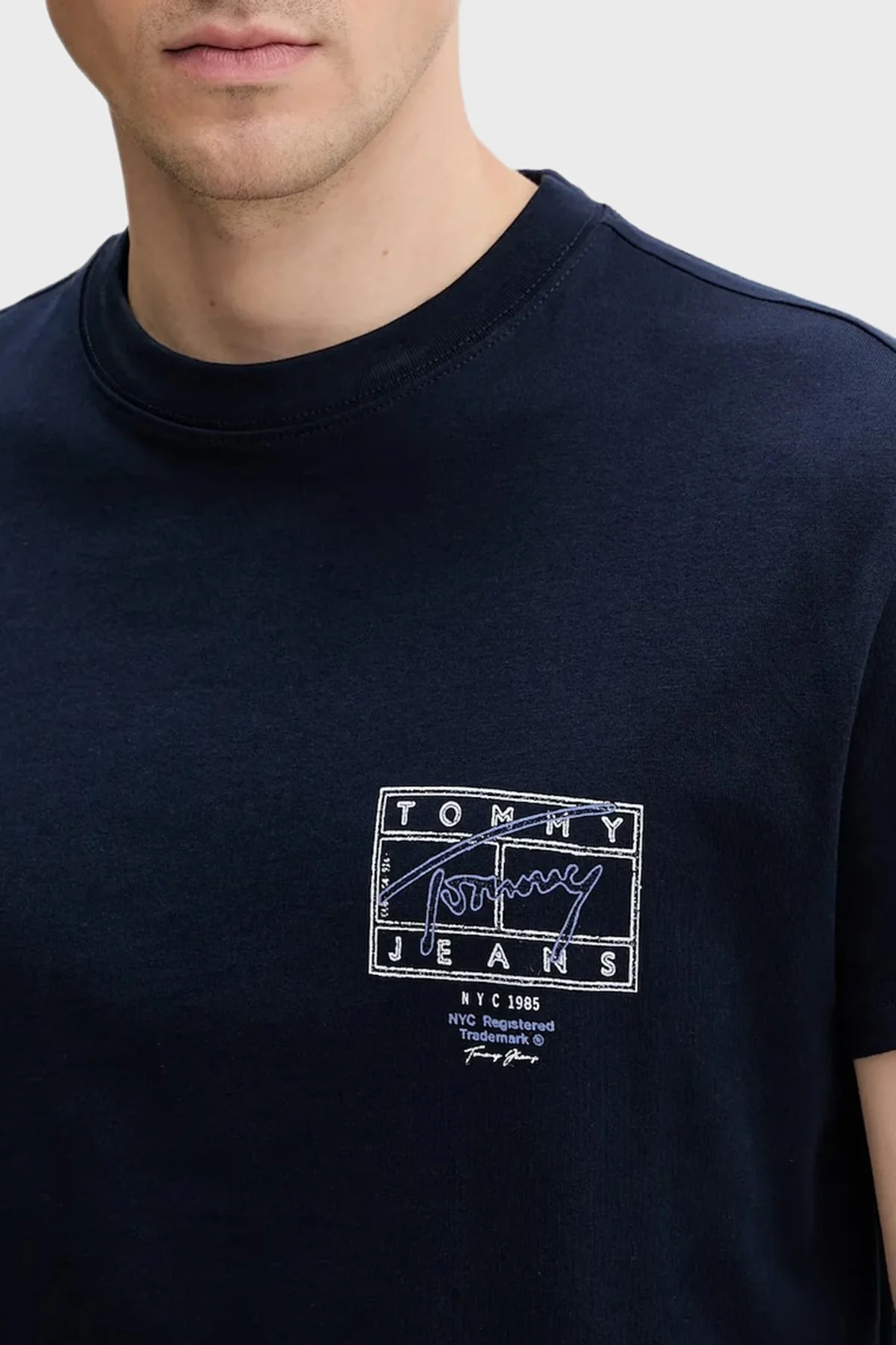 Tommy Jeans Pamuklu Regular Fit Logolu Bisiklet Yaka Erkek T Shirt DM0DM22319 C1G LACİVERT - 4