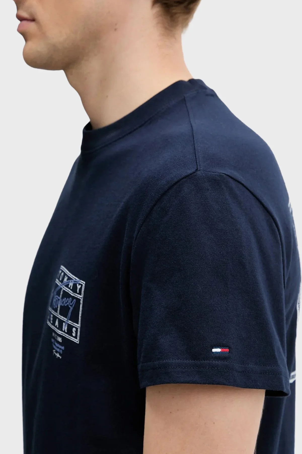 Tommy Jeans Pamuklu Regular Fit Logolu Bisiklet Yaka Erkek T Shirt DM0DM22319 C1G LACİVERT - 5