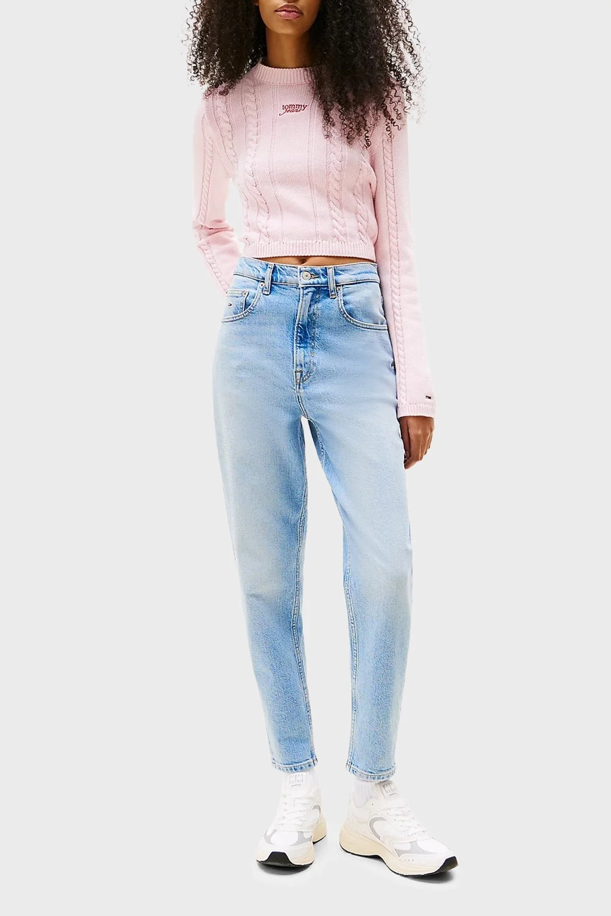 Tommy Jeans Pamuklu Regular Fit Yüksek Bel Daralan Paça Mom Jeans Bayan Kot Pantolon DW0DW20041 1AB AÇIK MAVİ - 1