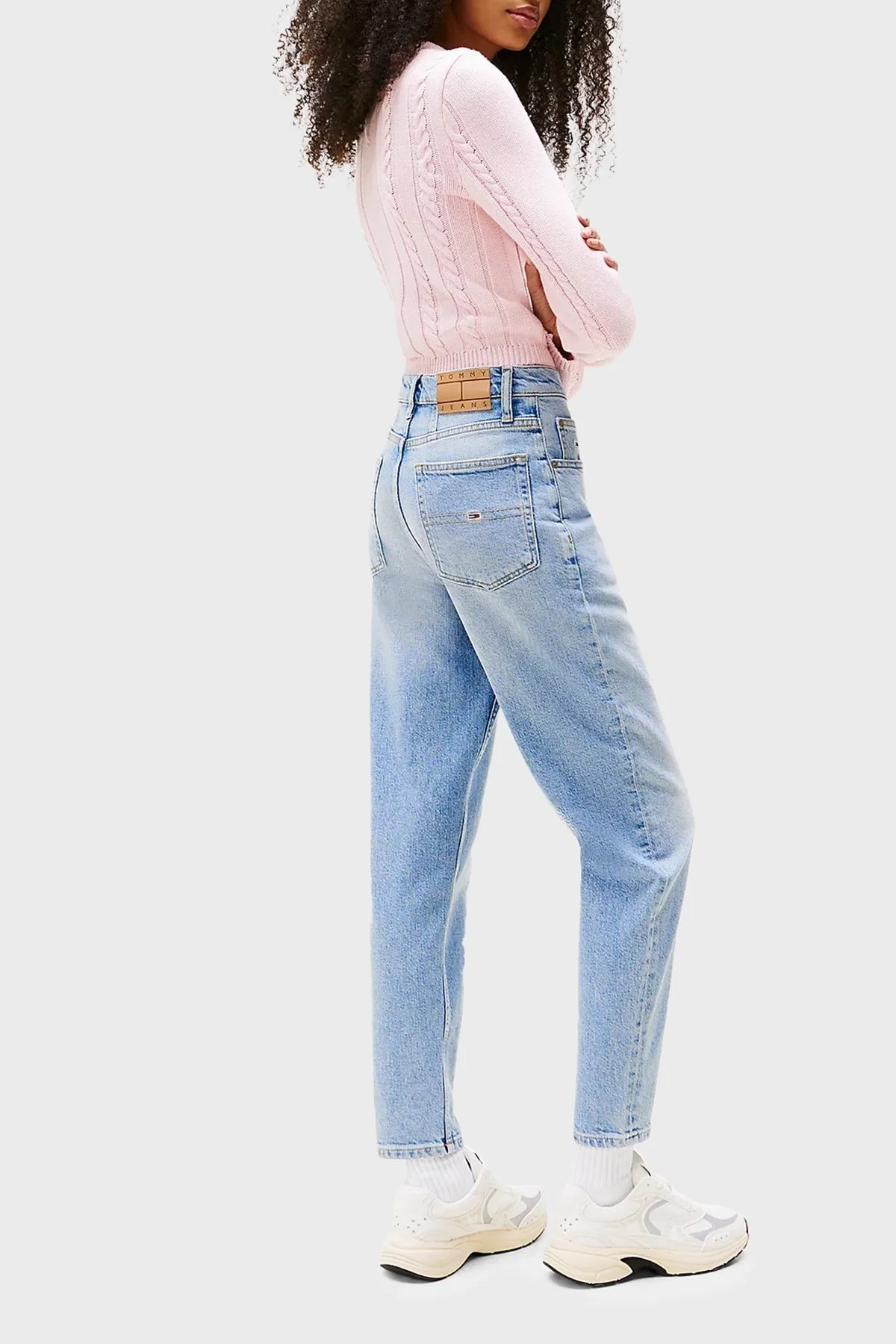 Tommy Jeans Pamuklu Regular Fit Yüksek Bel Daralan Paça Mom Jeans Bayan Kot Pantolon DW0DW20041 1AB AÇIK MAVİ - 3