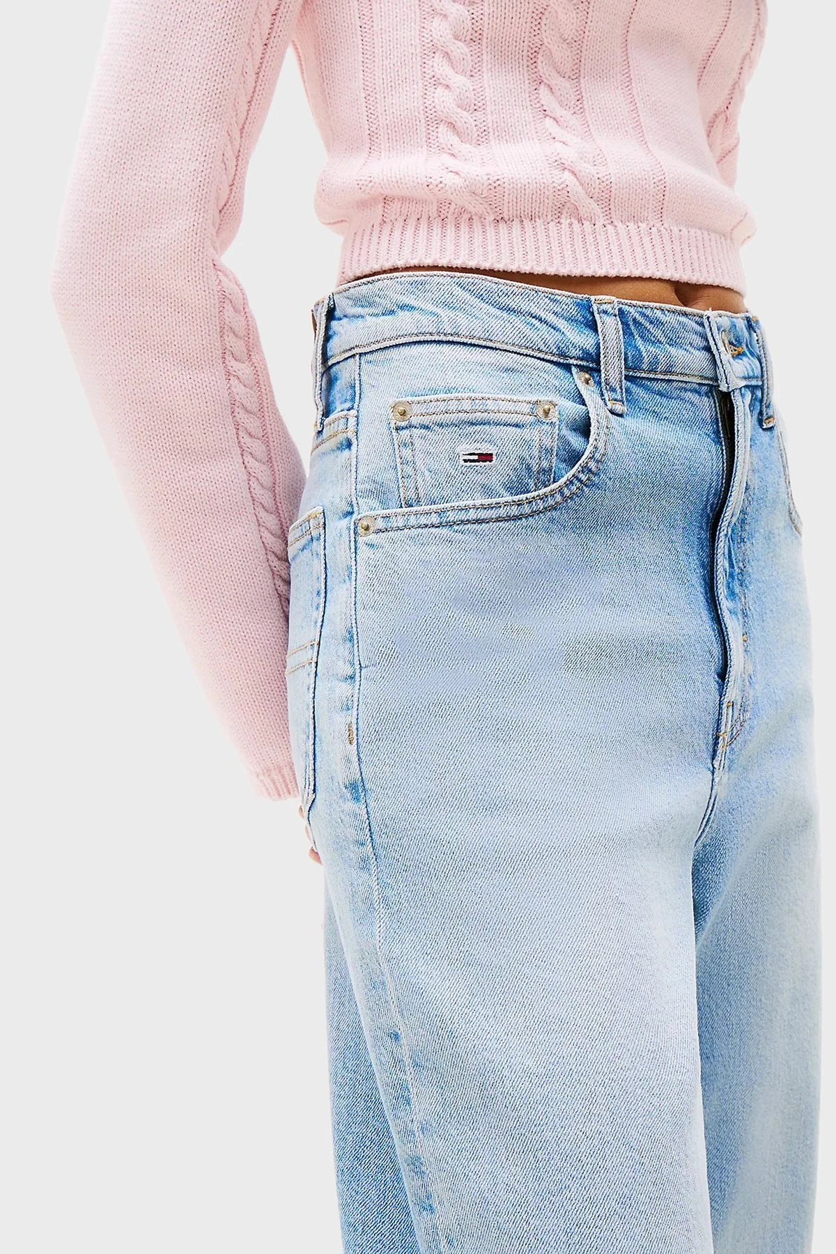 Tommy Jeans Pamuklu Regular Fit Yüksek Bel Daralan Paça Mom Jeans Bayan Kot Pantolon DW0DW20041 1AB AÇIK MAVİ - 4