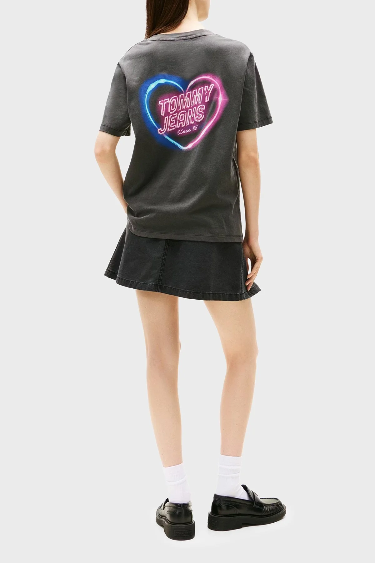 Tommy Jeans Pamuklu Relaxed Fit Bisiklet Yaka Sırt Baskılı Bayan T Shirt DW0DW21358 BDS SİYAH - 3