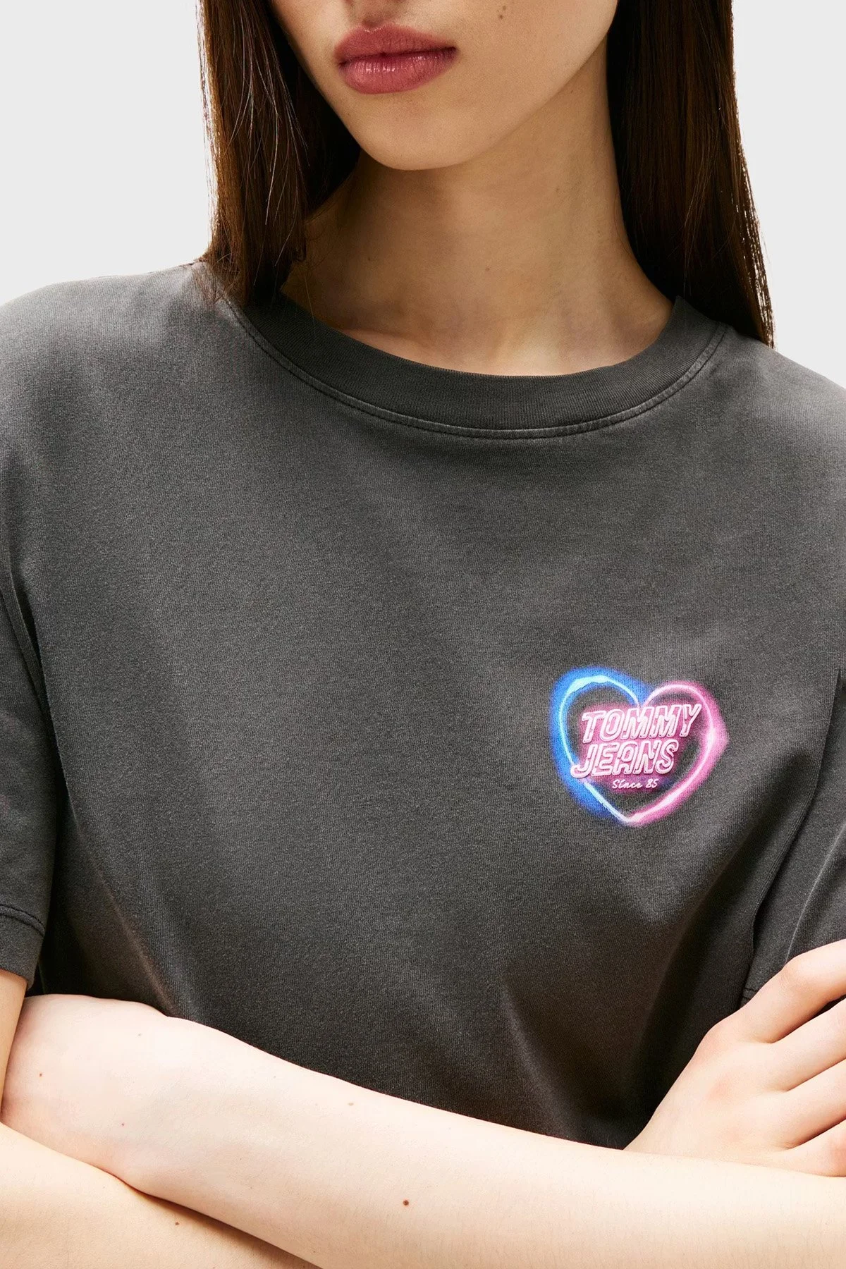 Tommy Jeans Pamuklu Relaxed Fit Bisiklet Yaka Sırt Baskılı Bayan T Shirt DW0DW21358 BDS SİYAH - 4