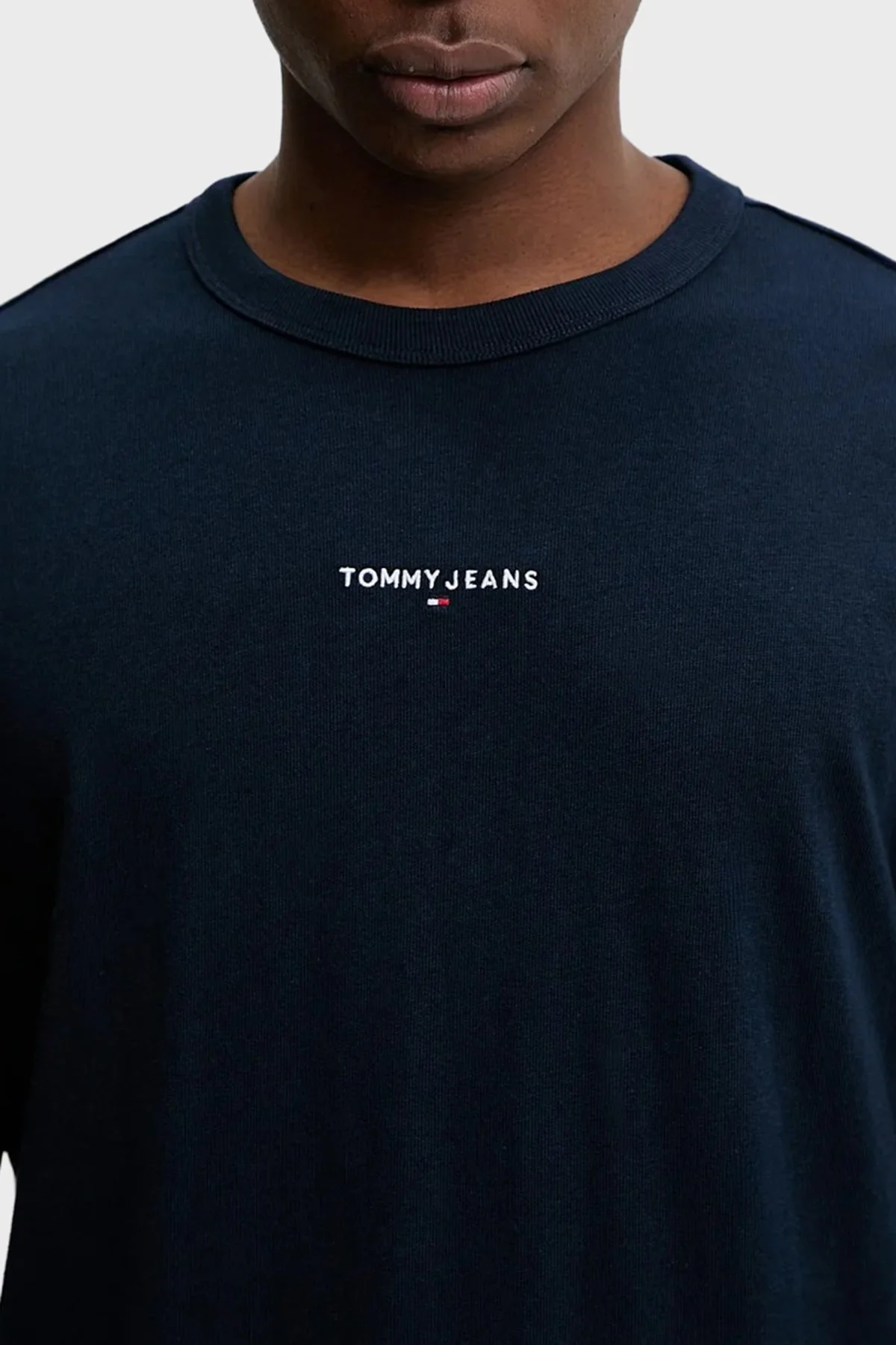 Tommy Jeans Pamuklu Relaxed Fit Logolu Bisiklet Yaka Erkek T Shirt DM0DM21110 C1G LACİVERT - 4