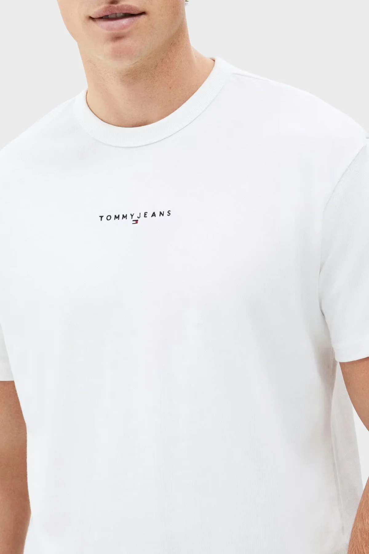 Tommy Jeans Pamuklu Relaxed Fit Logolu Bisiklet Yaka Erkek T Shirt DM0DM21110 YBL BEYAZ - 4