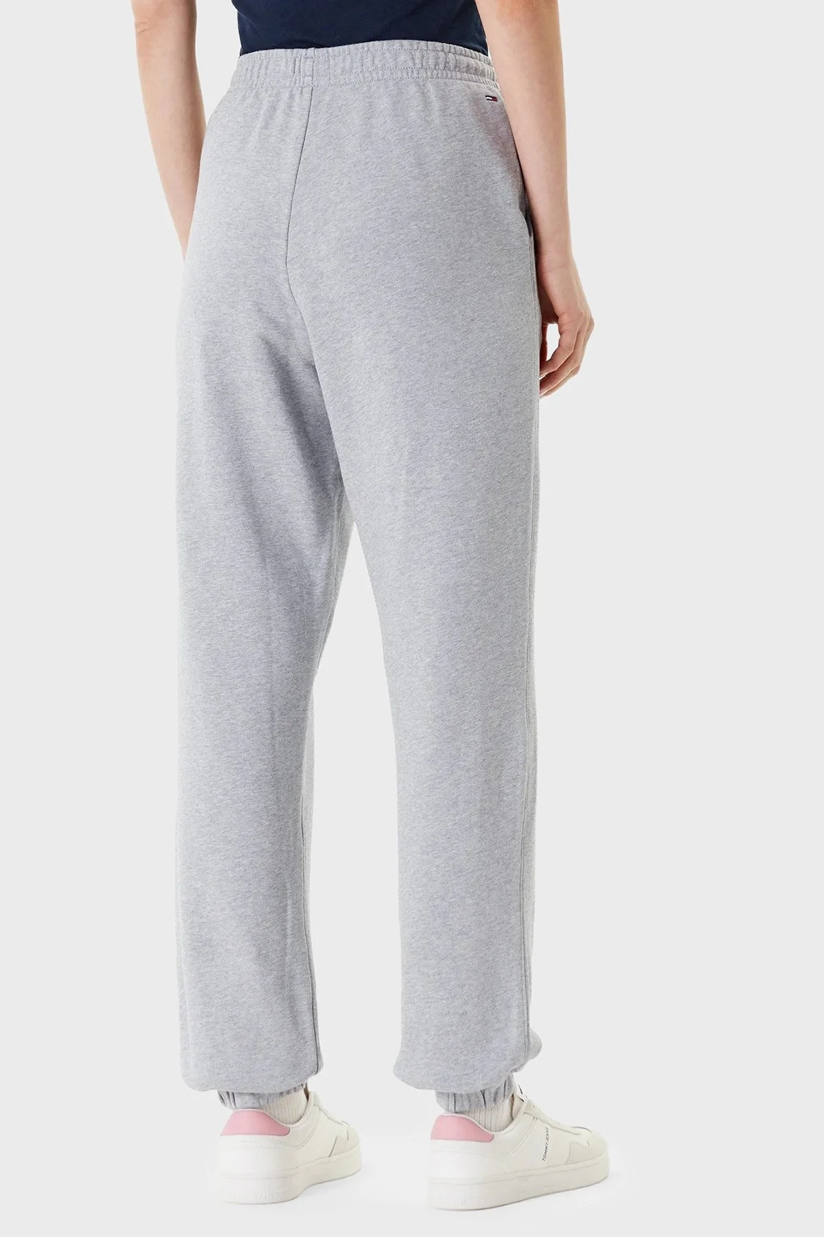 Tommy Jeans Pamuklu Relaxed Fit Yüksek Bel Lastikli Paça Jogger Bayan Pantolon DW0DW20994 Q13 GRİ - 3