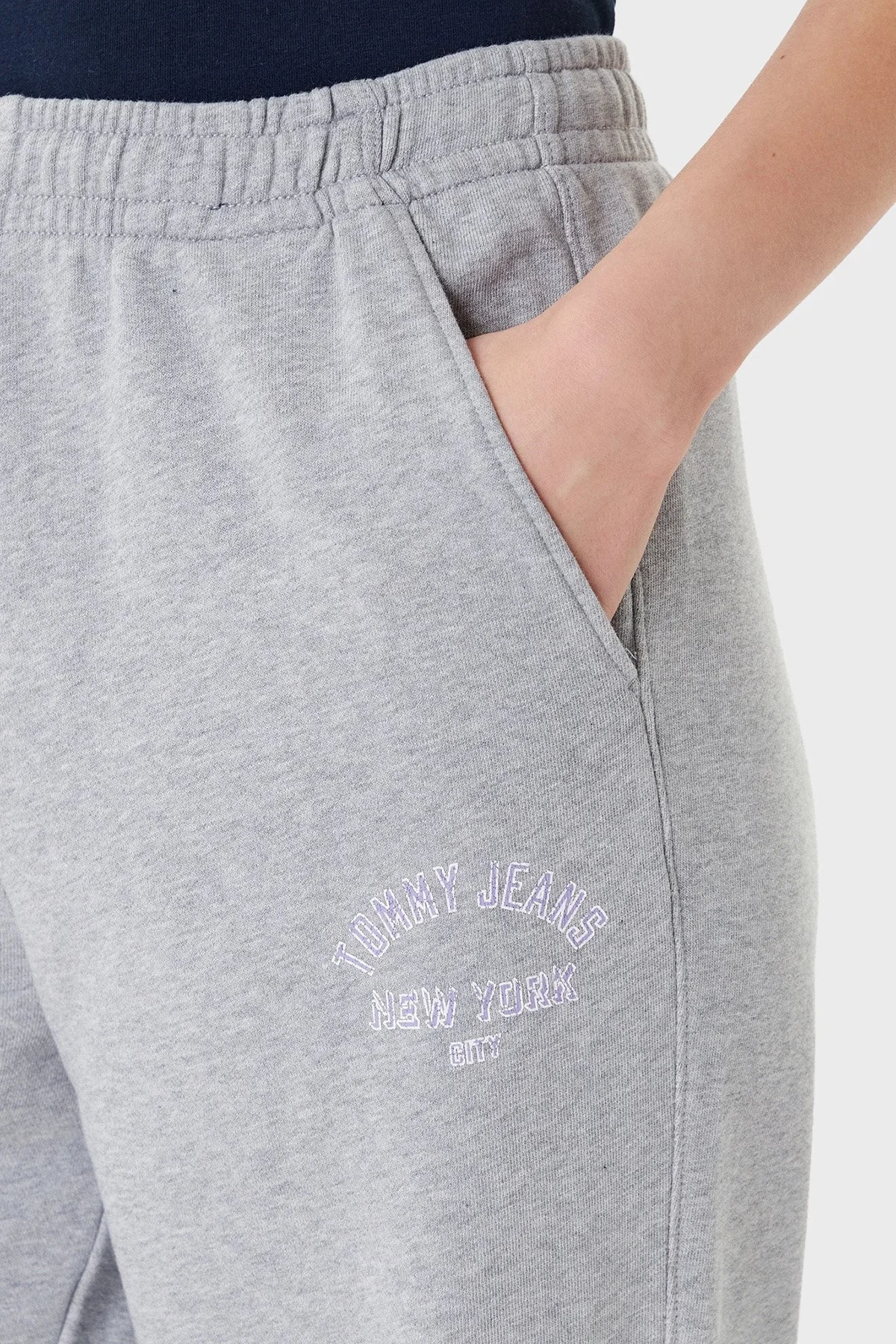 Tommy Jeans Pamuklu Relaxed Fit Yüksek Bel Lastikli Paça Jogger Bayan Pantolon DW0DW20994 Q13 GRİ - 4