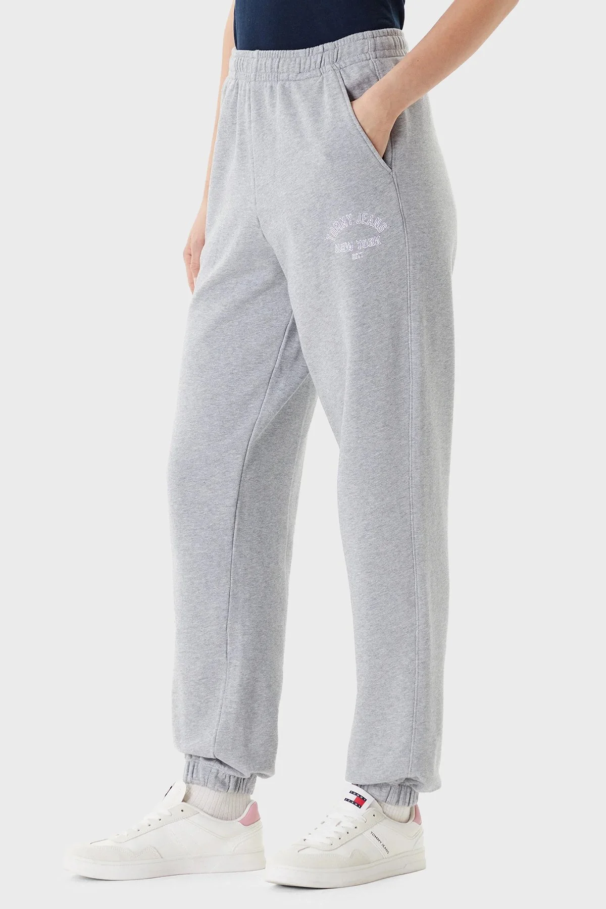 Tommy Jeans Pamuklu Relaxed Fit Yüksek Bel Lastikli Paça Jogger Kadın Pantolon DW0DW20994 Q13 GRİ - 1