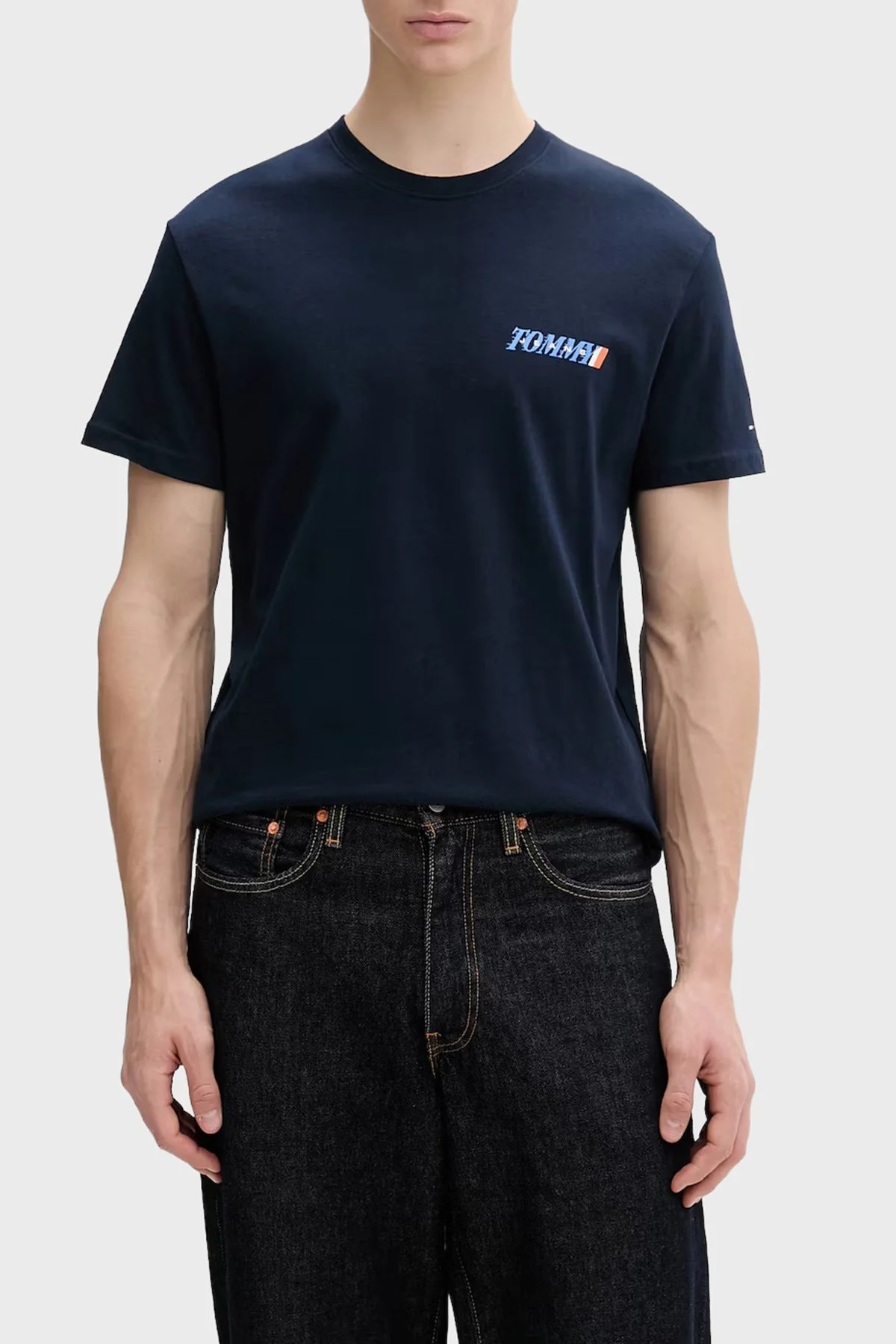 Tommy Jeans Pamuklu Sırt Baskılı Regular Fit Bisiklet Yaka Erkek T Shirt DM0DM22547 C1G LACİVERT - 1