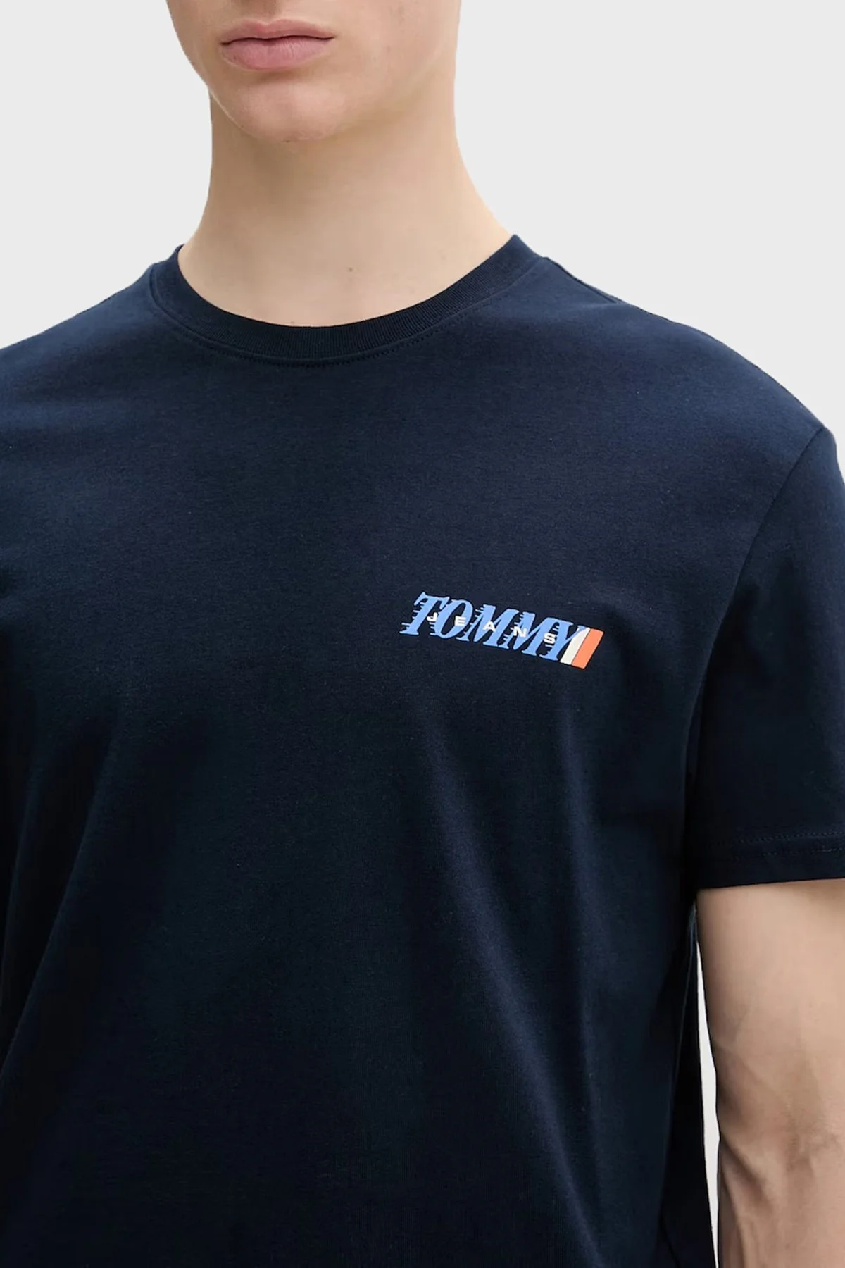 Tommy Jeans Pamuklu Sırt Baskılı Regular Fit Bisiklet Yaka Erkek T Shirt DM0DM22547 C1G LACİVERT - 4