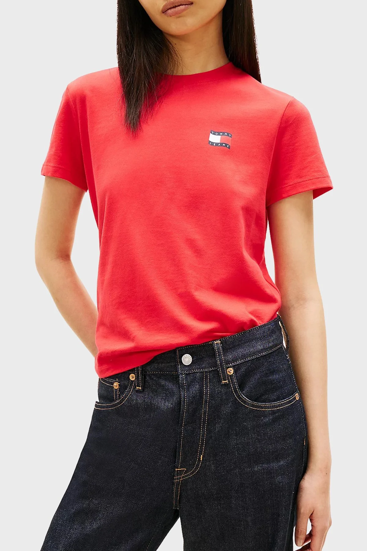 Tommy Jeans Pamuklu Sırt Baskılı Regular Fit Bisiklet Yaka Kadın T Shirt DW0DW22274 XK3 KIRMIZI - 1