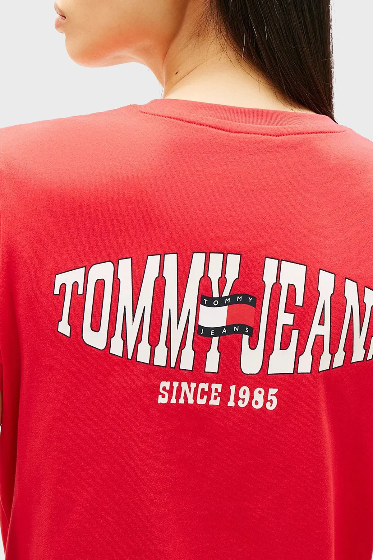 Tommy Jeans Pamuklu Sırt Baskılı Regular Fit Bisiklet Yaka Kadın T Shirt DW0DW22274 XK3 KIRMIZI - 4