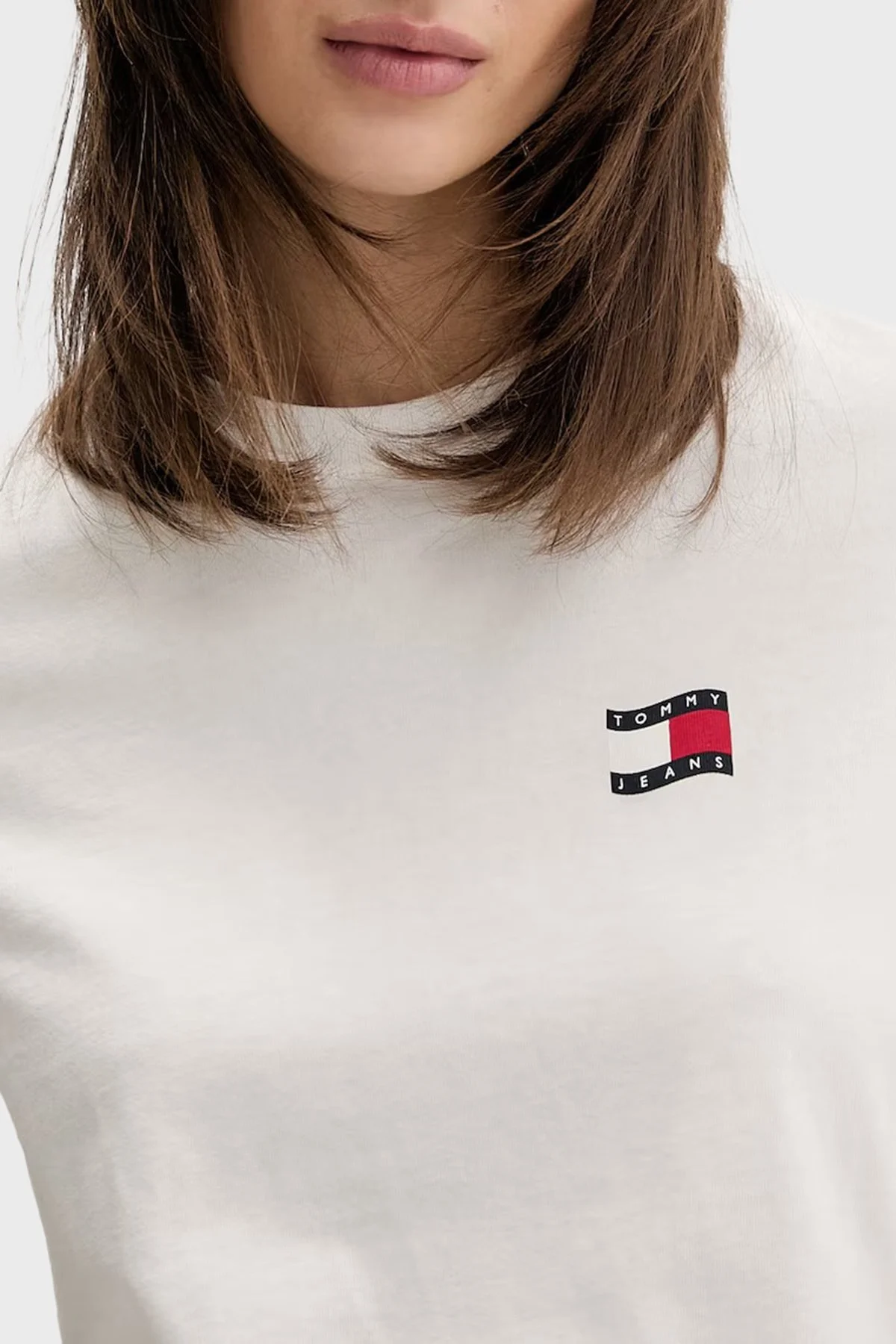 Tommy Jeans Pamuklu Sırt Baskılı Regular Fit Bisiklet Yaka Kadın T Shirt DW0DW22274 YBL BEYAZ - 3