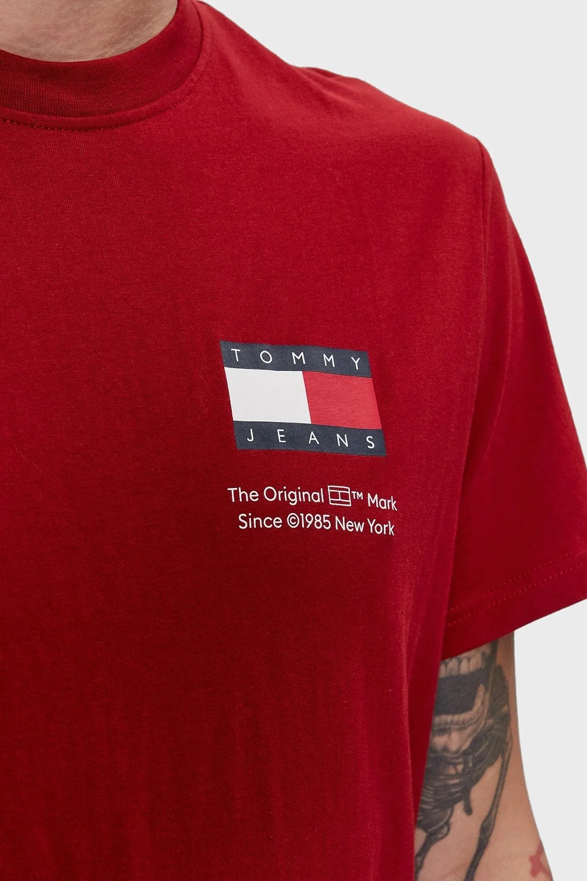 Tommy Jeans Pamuklu Slim Fit Bisiklet Yaka Erkek T Shirt DM0DM18263 XNL KIRMIZI - 4