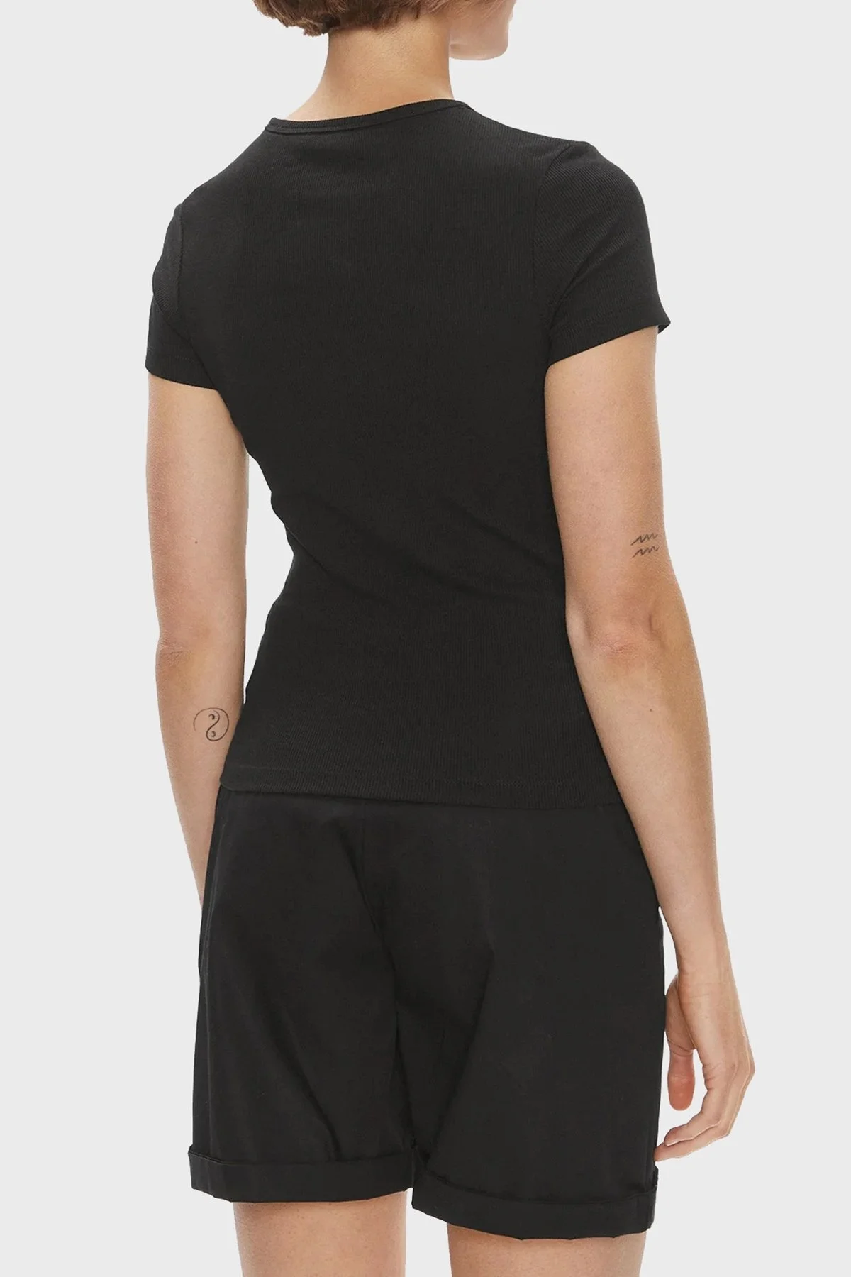 Tommy Jeans Pamuklu Slim Fit Bisiklet Yaka Fitilli Bayan T Shirt DW0DW17881 BDS SİYAH - 3