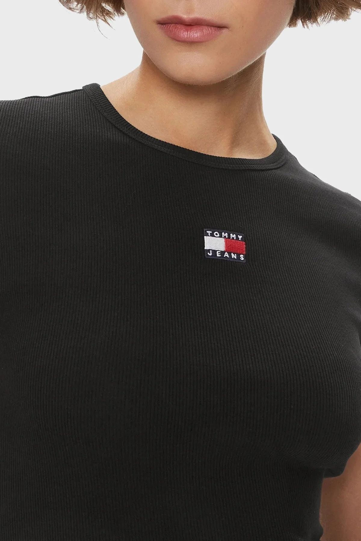 Tommy Jeans Pamuklu Slim Fit Bisiklet Yaka Fitilli Bayan T Shirt DW0DW17881 BDS SİYAH - 4