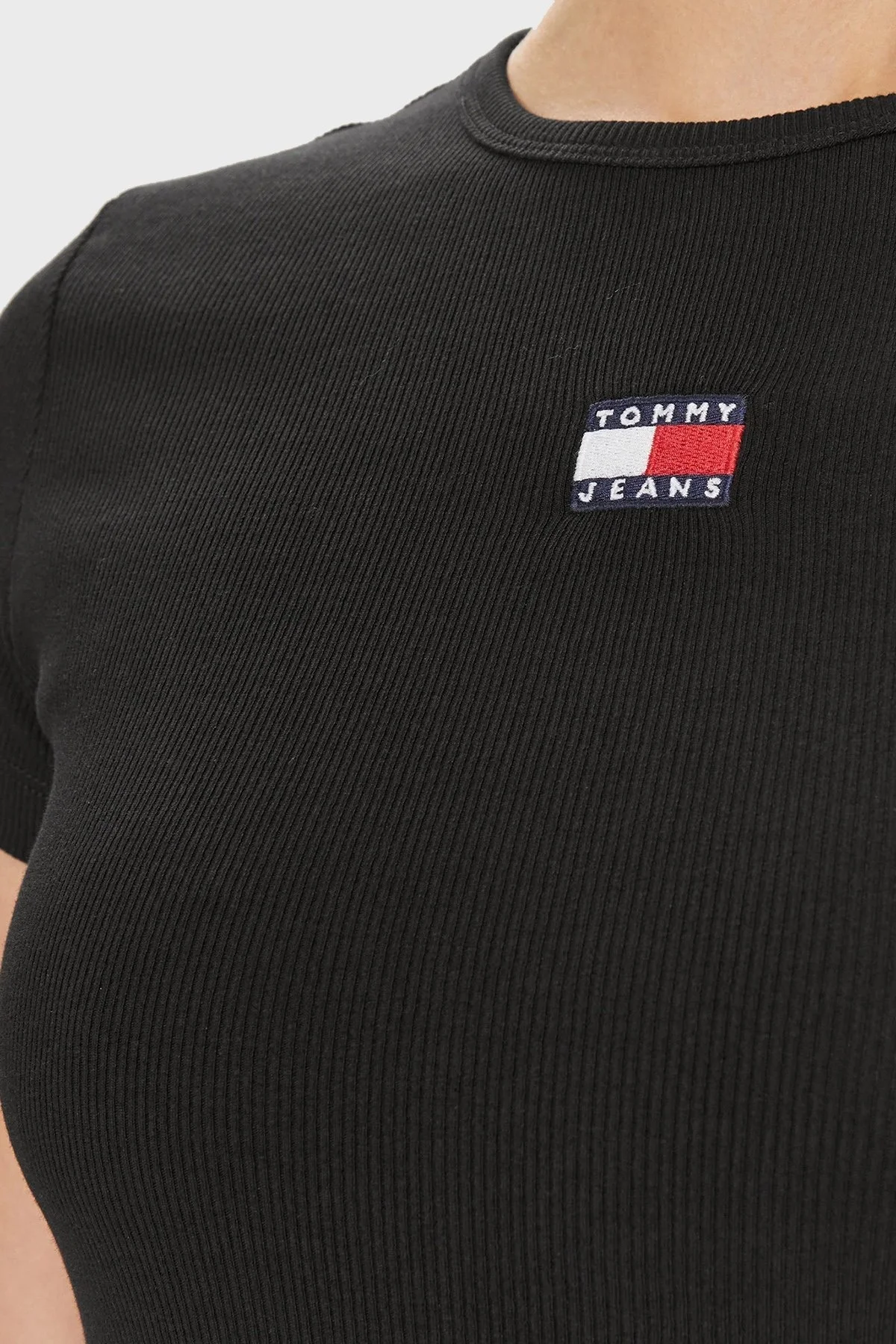 Tommy Jeans Pamuklu Slim Fit Bisiklet Yaka Fitilli Bayan T Shirt DW0DW17881 BDS SİYAH - 5