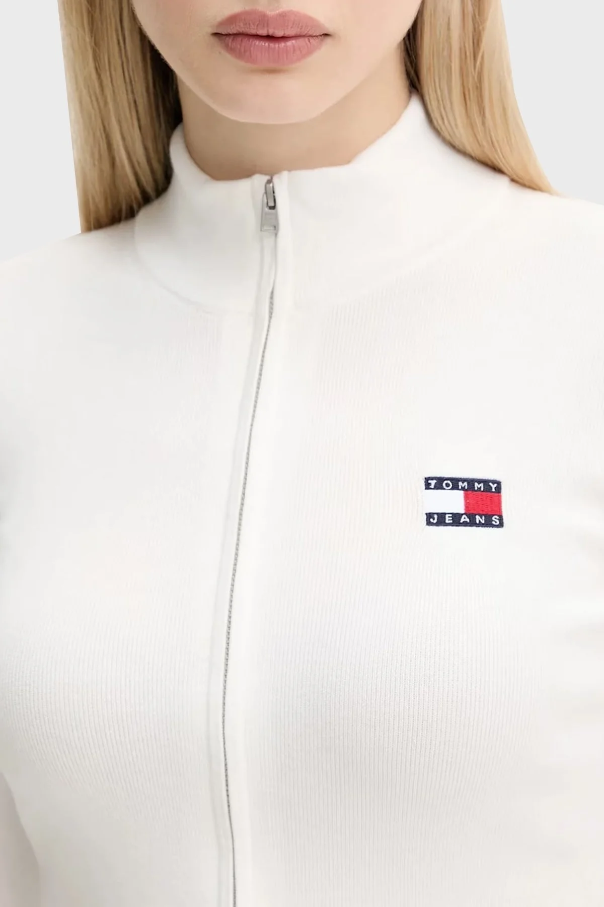 Tommy Jeans Pamuklu Slim Fit Fermuarlı Dik Yaka Crop Bayan Sweat DW0DW20967 YBL BEYAZ - 4