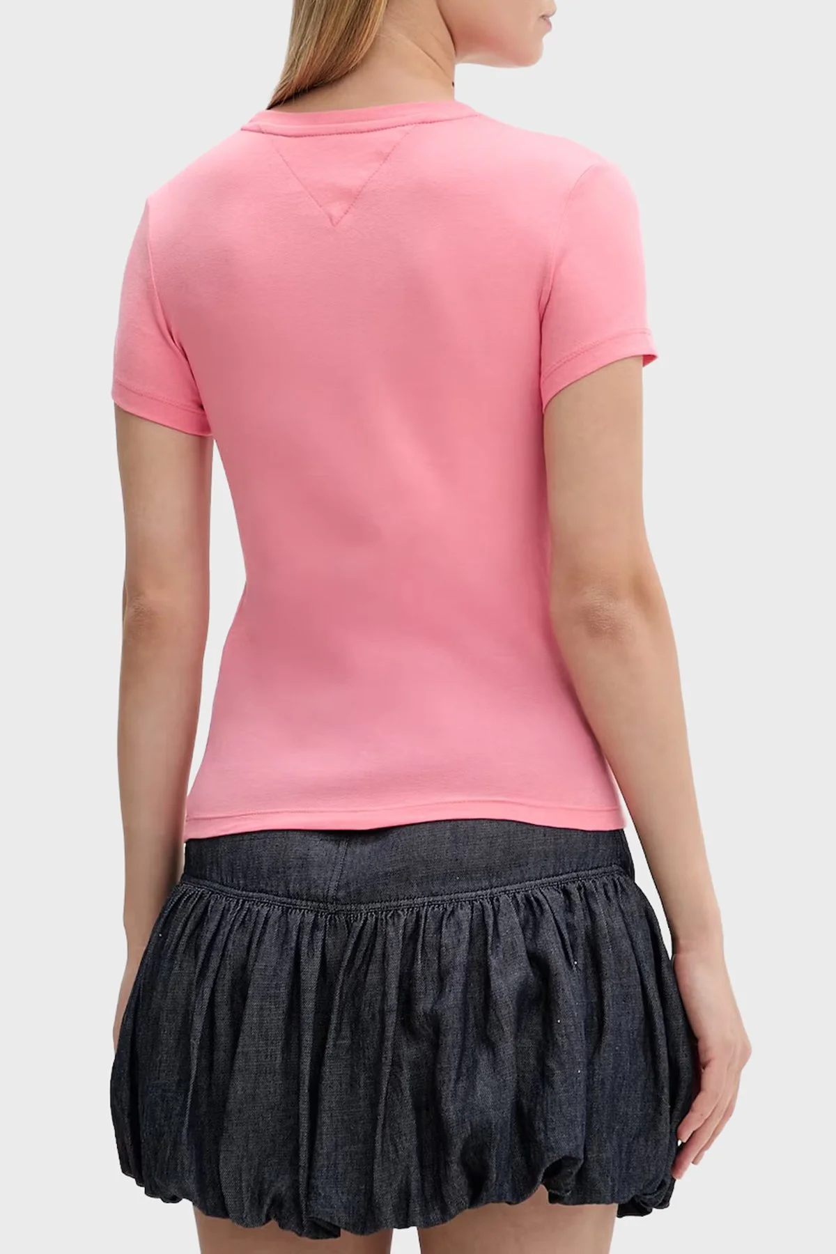 Tommy Jeans Pamuklu Slim Fit Logo Baskılı Bisiklet Yaka Kadın T Shirt DW0DW18398 TIE PEMBE - 3