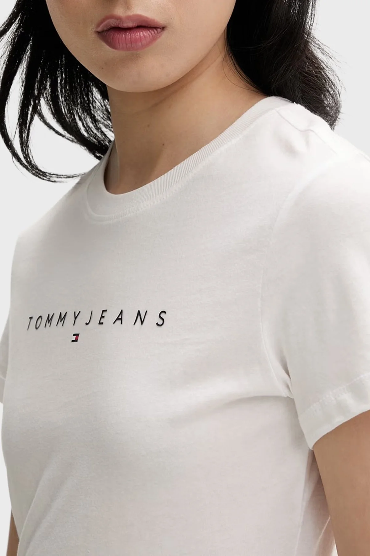 Tommy Jeans Pamuklu Slim Fit Logo Baskılı Bisiklet Yaka Kadın T Shirt DW0DW18398 YBL BEYAZ - 4