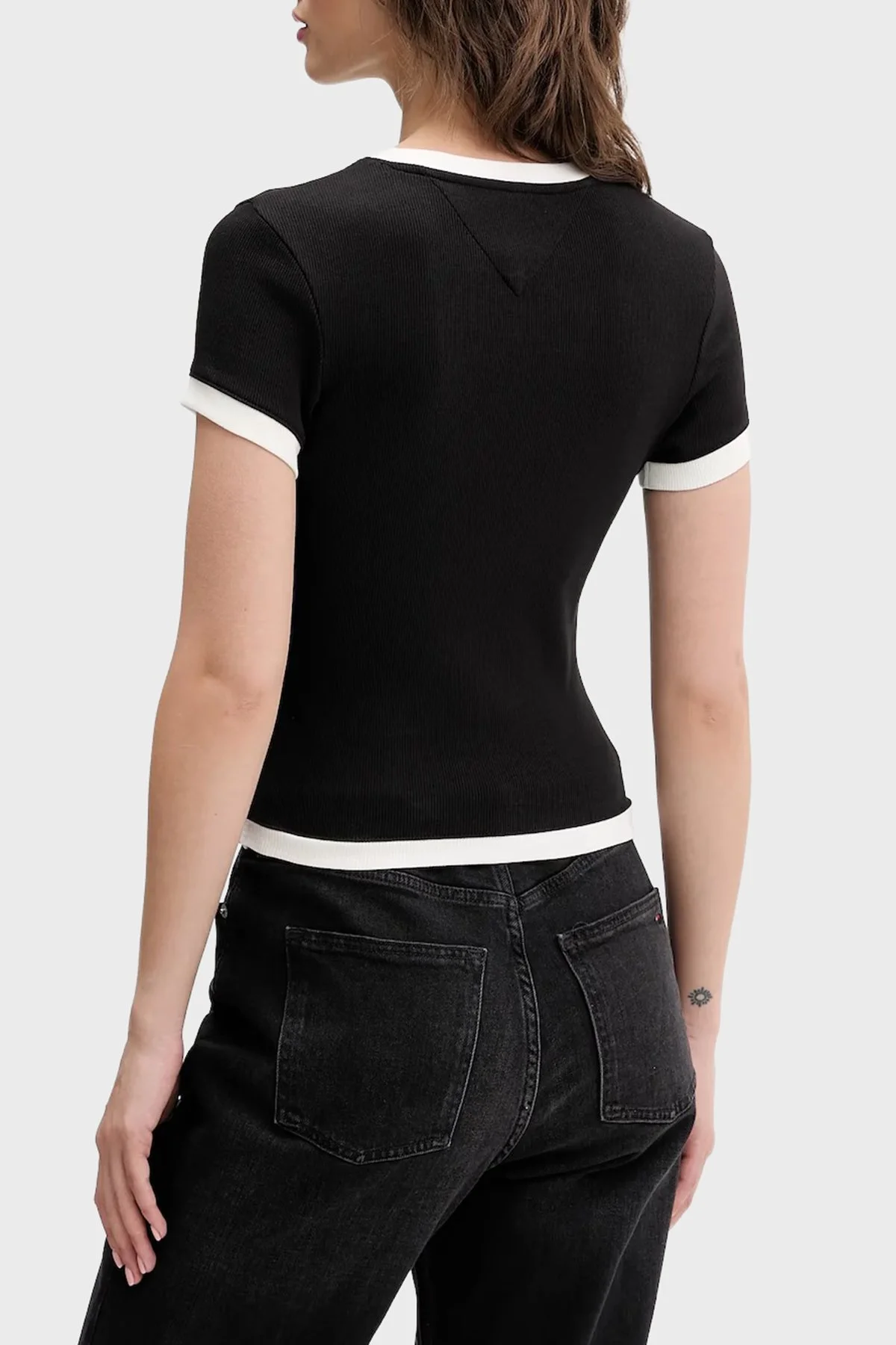 Tommy Jeans Pamuklu Slim Fit Logolu Bisiklet Yaka Kadın T Shirt DW0DW22575 BDS SİYAH - 3