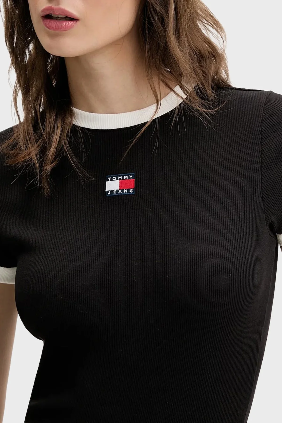 Tommy Jeans Pamuklu Slim Fit Logolu Bisiklet Yaka Kadın T Shirt DW0DW22575 BDS SİYAH - 4