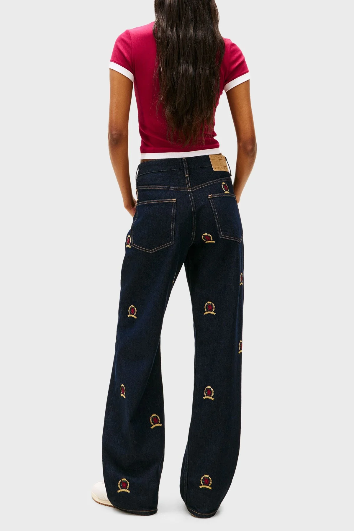 Tommy Jeans Pamuklu Slim Fit Logolu Bisiklet Yaka Bayan T Shirt DW0DW22575 VLC VİŞNE - 3