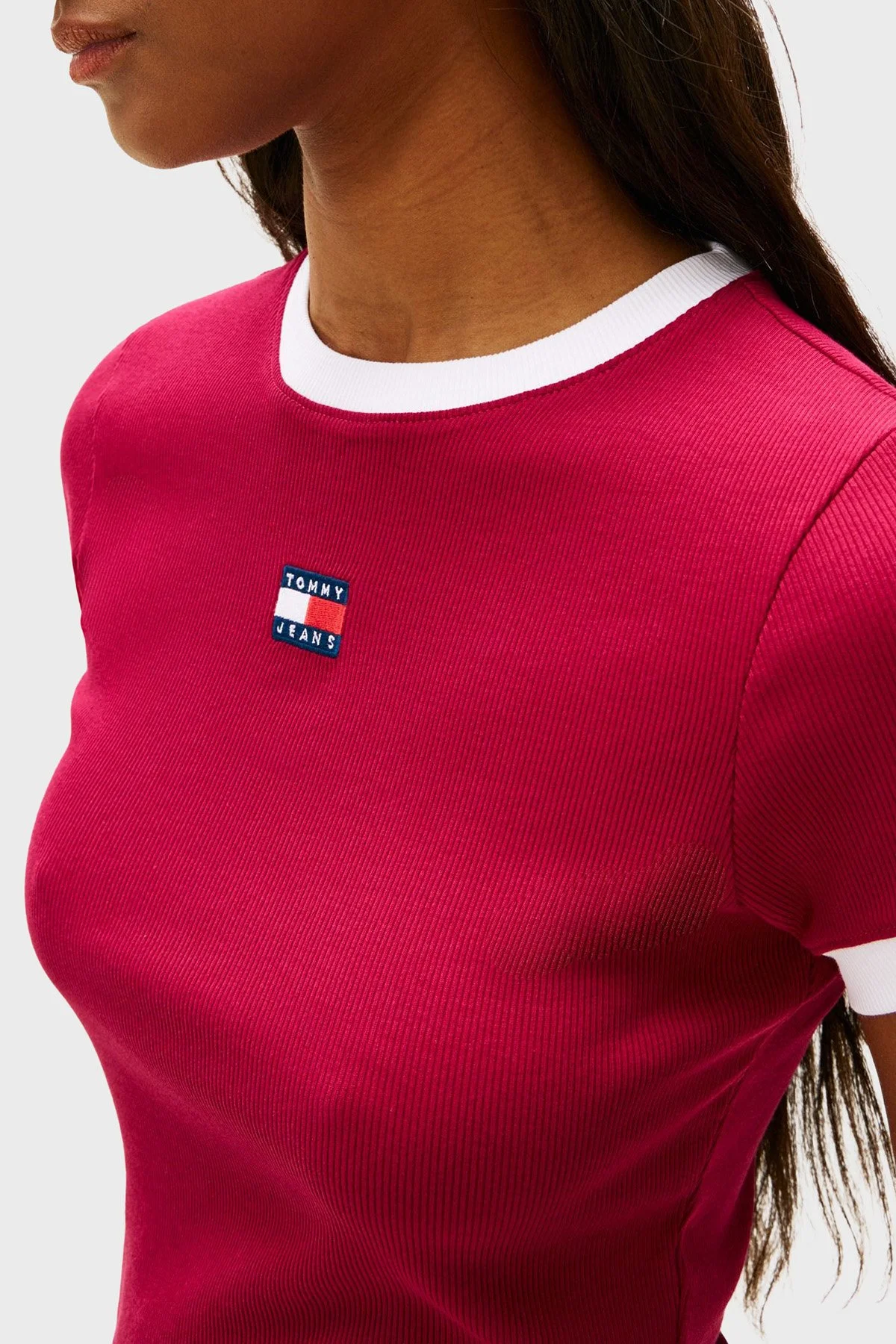 Tommy Jeans Pamuklu Slim Fit Logolu Bisiklet Yaka Bayan T Shirt DW0DW22575 VLC VİŞNE - 4