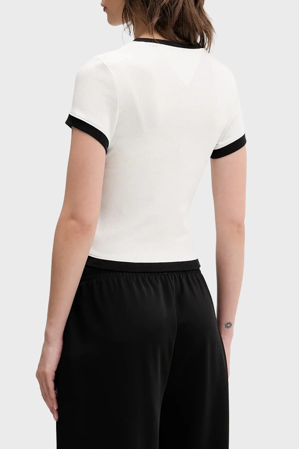 Tommy Jeans Pamuklu Slim Fit Logolu Bisiklet Yaka Bayan T Shirt DW0DW22575 YBL BEYAZ - 3