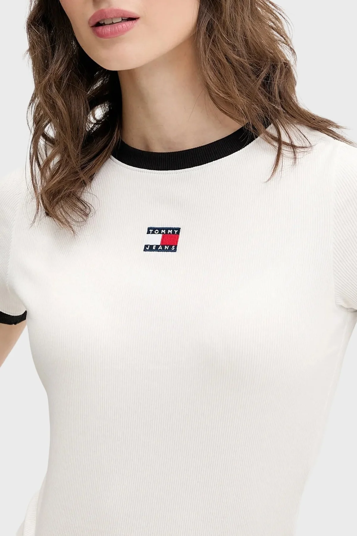 Tommy Jeans Pamuklu Slim Fit Logolu Bisiklet Yaka Bayan T Shirt DW0DW22575 YBL BEYAZ - 4