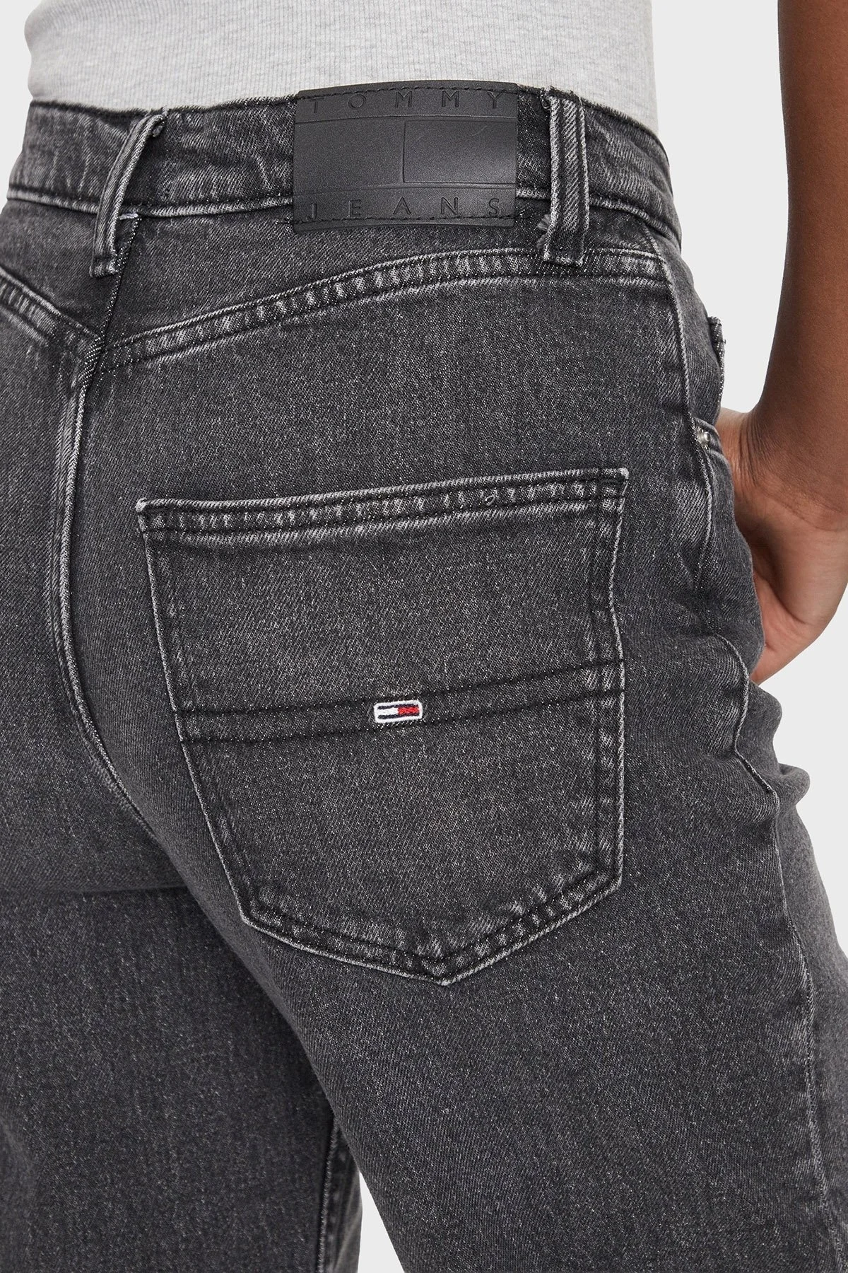 Tommy Jeans Pamuklu Straight Fit Yüksek Bel Düz Paça Jeans Bayan Kot Pantolon DW0DW20646 1BZ KOYU GRİ - 4