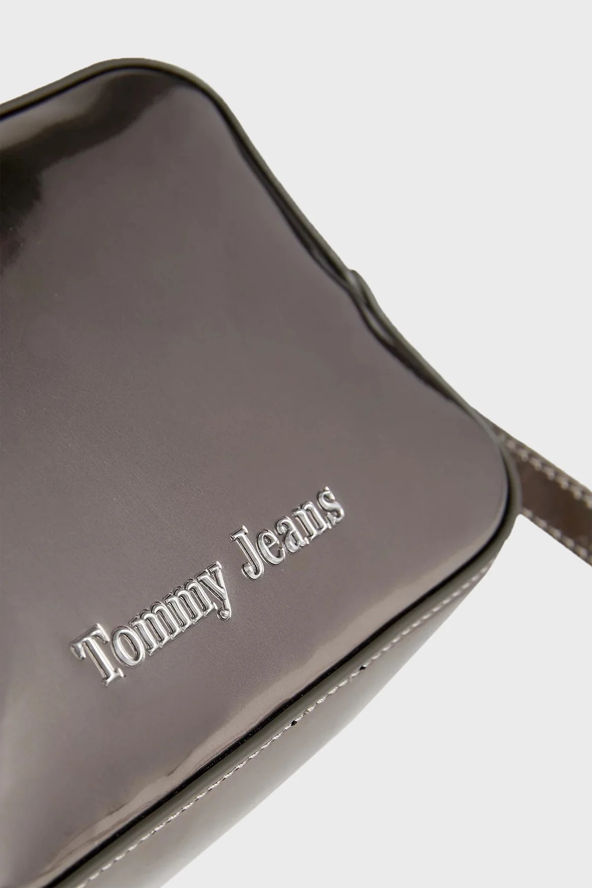 Tommy Jeans Parlak Omuz Askılı Bayan Çanta AW0AW15418 PCS GÜMÜŞ - 4
