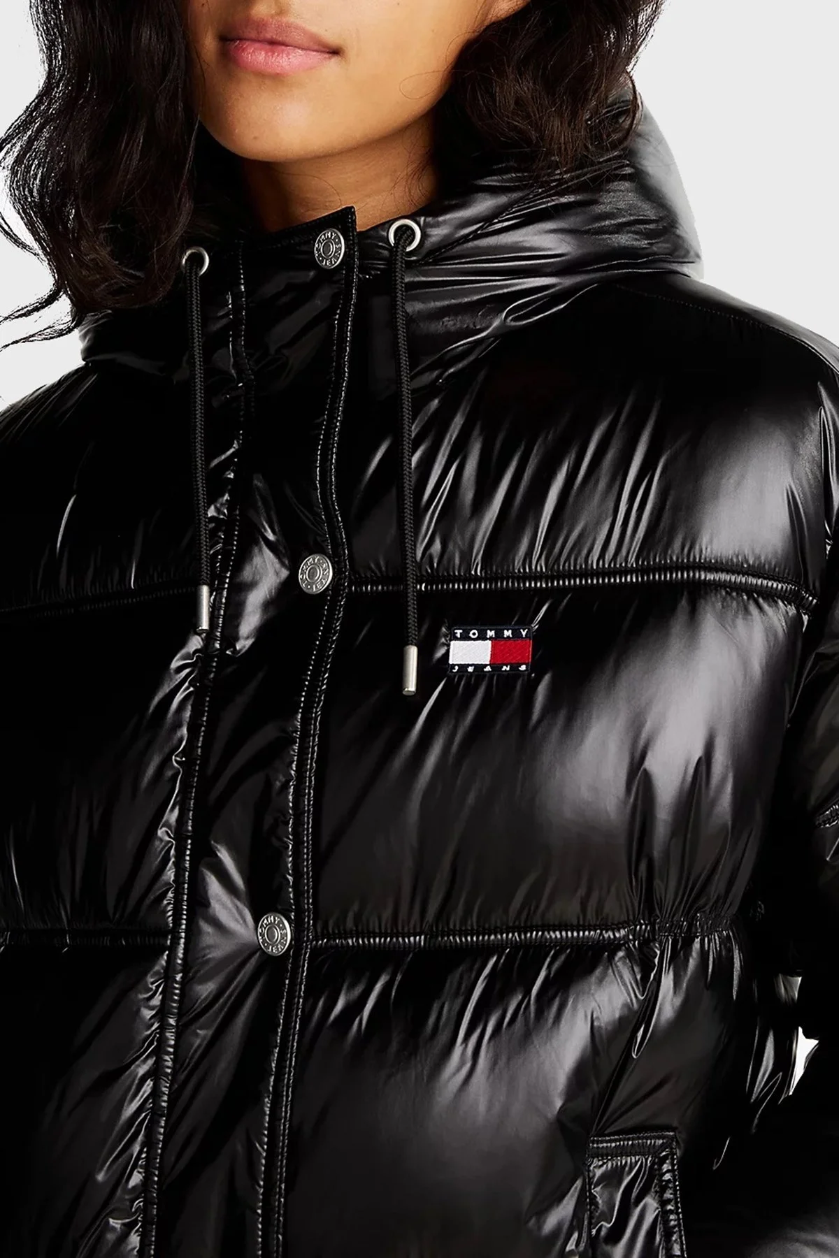 Tommy Jeans Parlak Su İtici Regular Fit Kapüşonlu Kısa Şişme Bayan Mont DW0DW20210 BDS SİYAH - 4