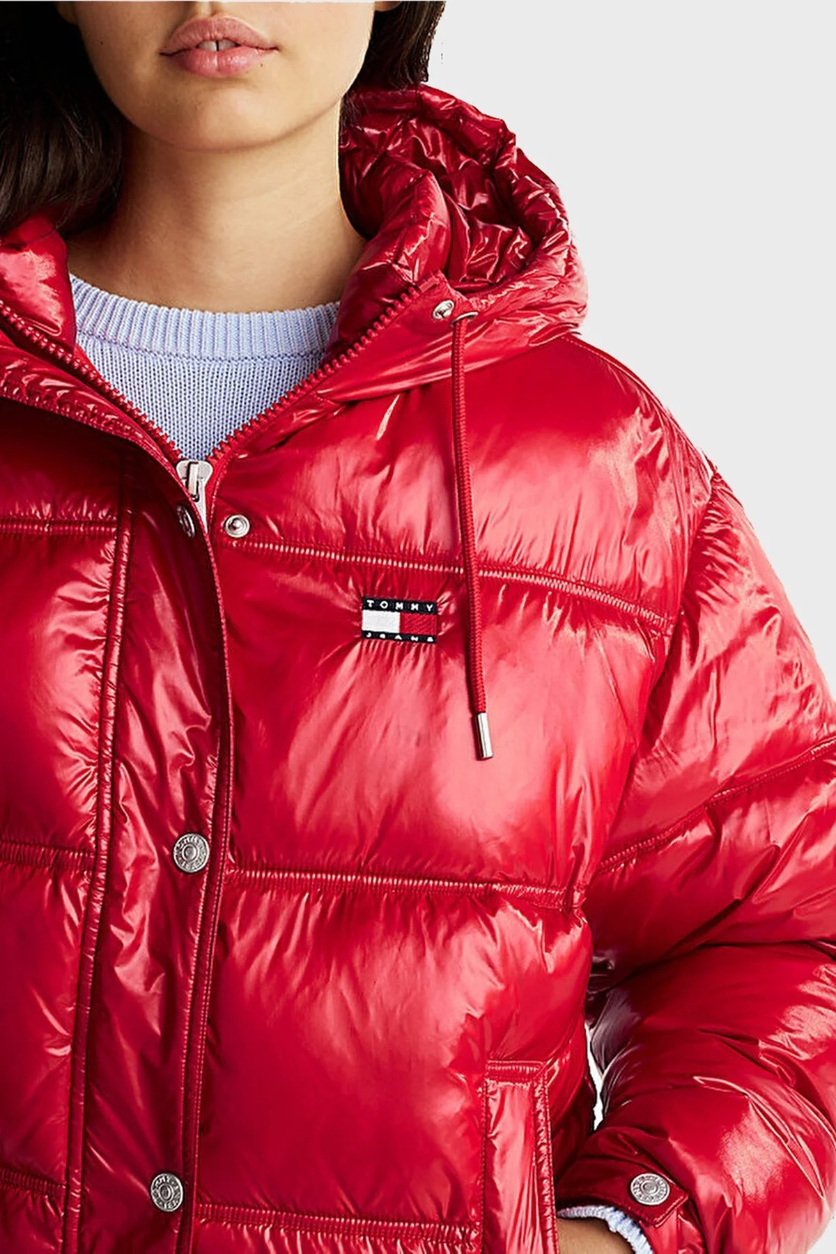 Tommy Jeans Parlak Su İtici Regular Fit Kapüşonlu Kısa Şişme Bayan Mont DW0DW20210 XME KIRMIZI - 3