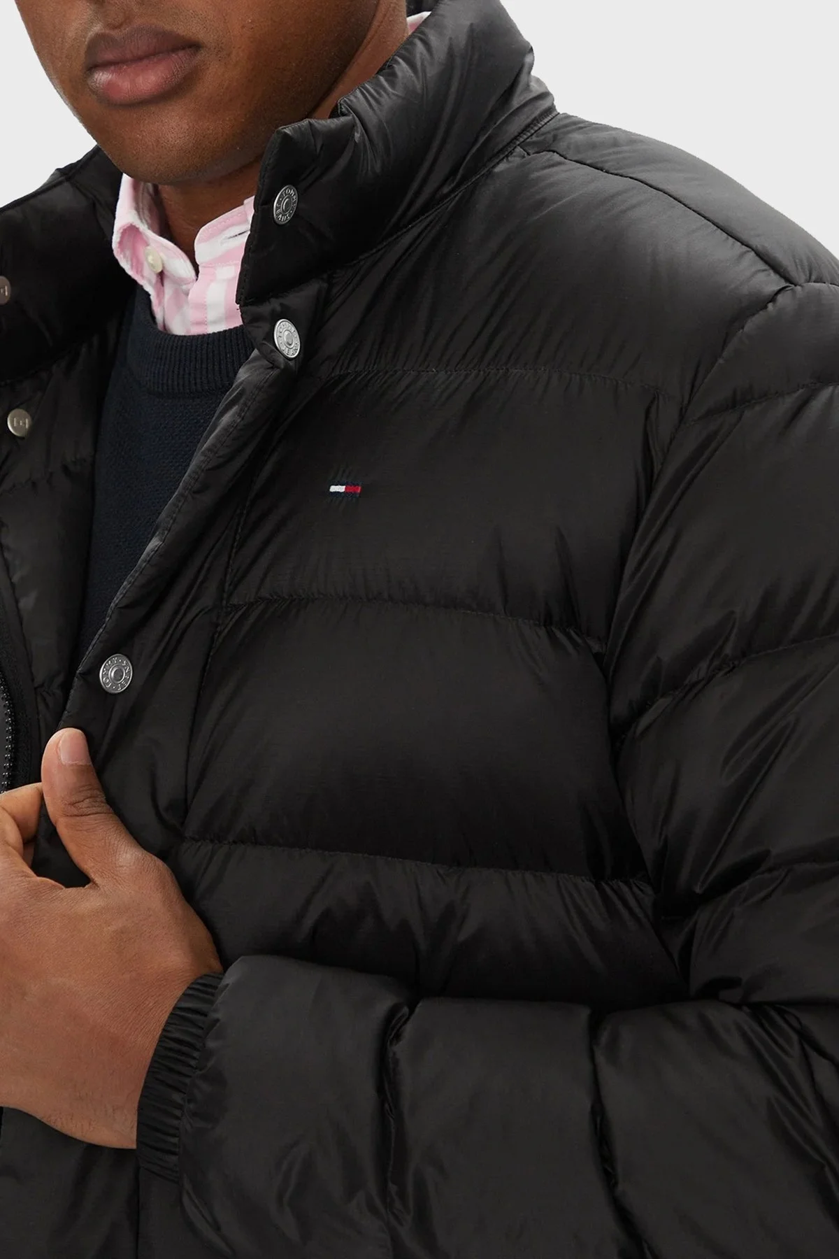 Tommy Jeans Regular Fit Dik Yaka Kapitoneli Logolu Erkek Mont DM0DM21937 BDS SİYAH - 4
