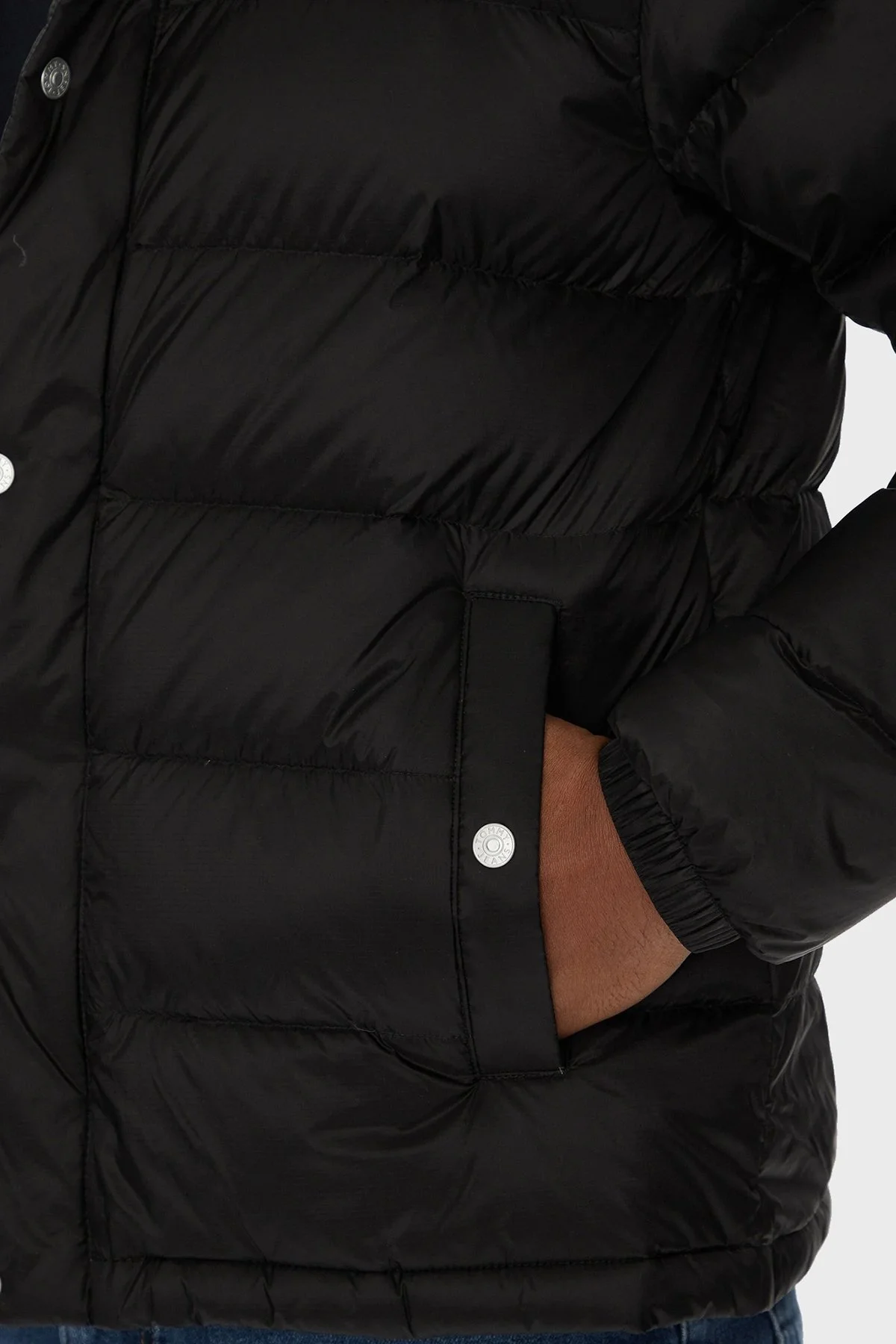 Tommy Jeans Regular Fit Dik Yaka Kapitoneli Logolu Erkek Mont DM0DM21937 BDS SİYAH - 5