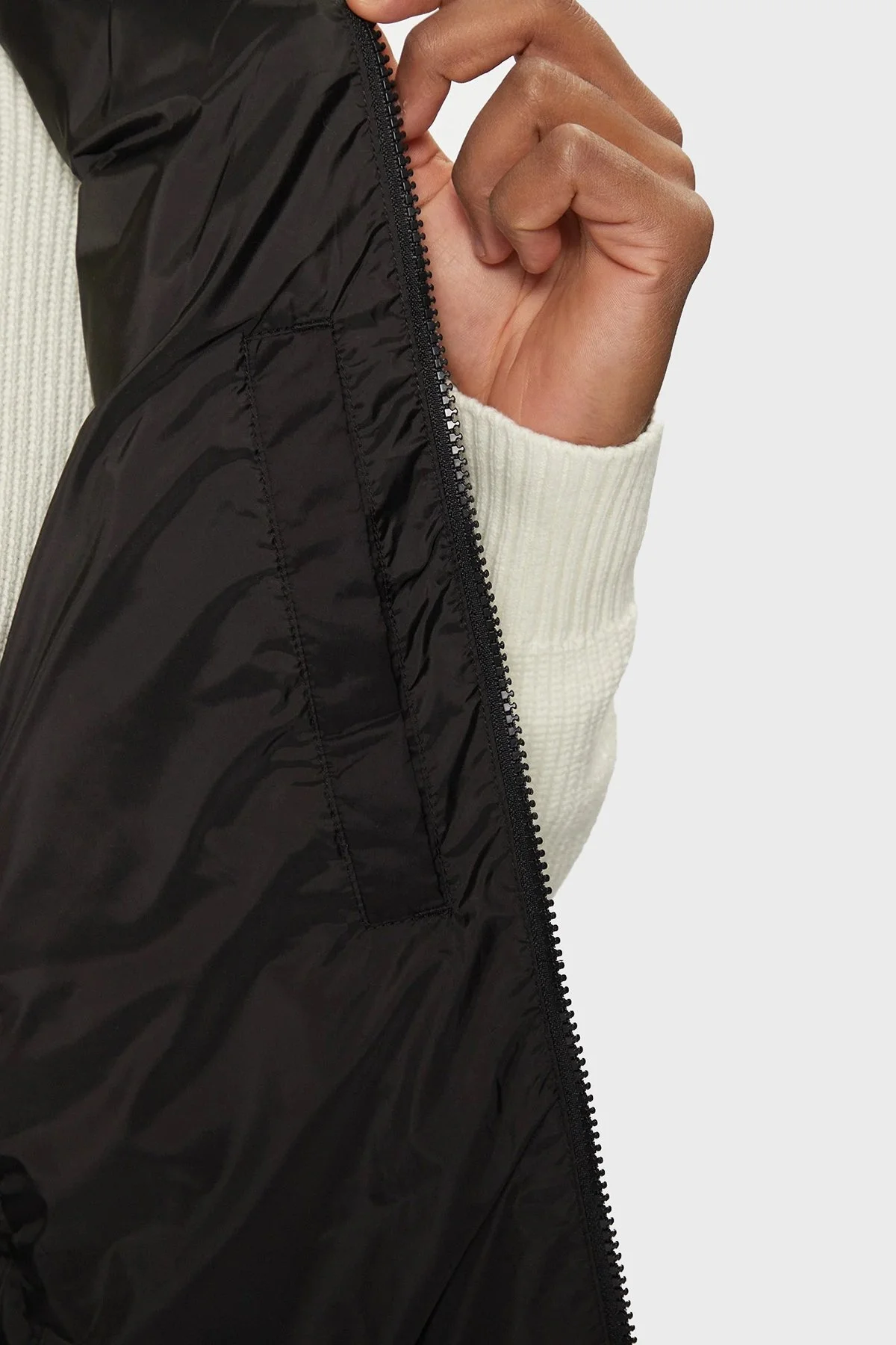 Tommy Jeans Regular Fit Dik Yaka Kapitoneli Şişme Erkek Yelek DM0DM20663 BDS SİYAH - 6