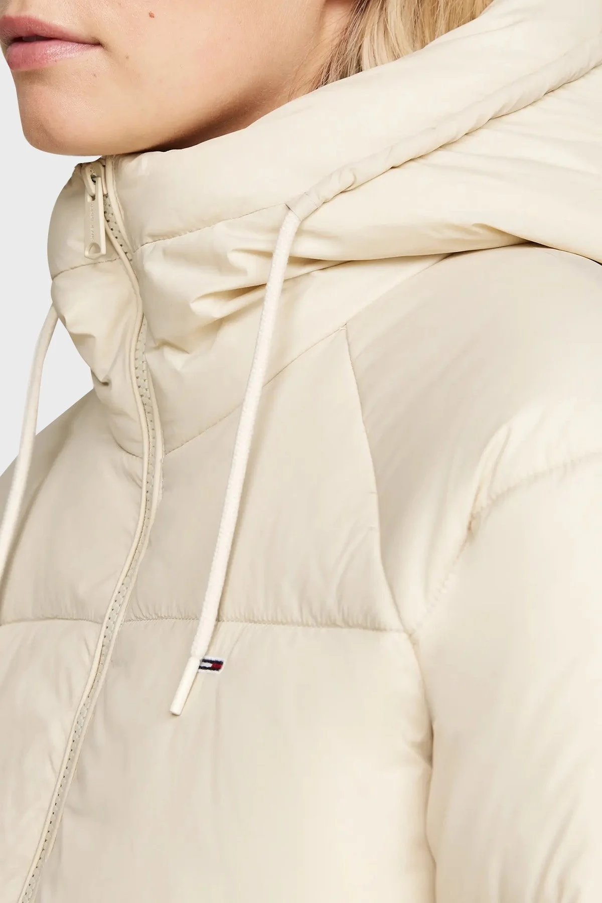 Tommy Jeans Regular Fit Kapüşonlu Dik Yaka Şişme Bayan Mont DW0DW18841 ACG BEJ - 3