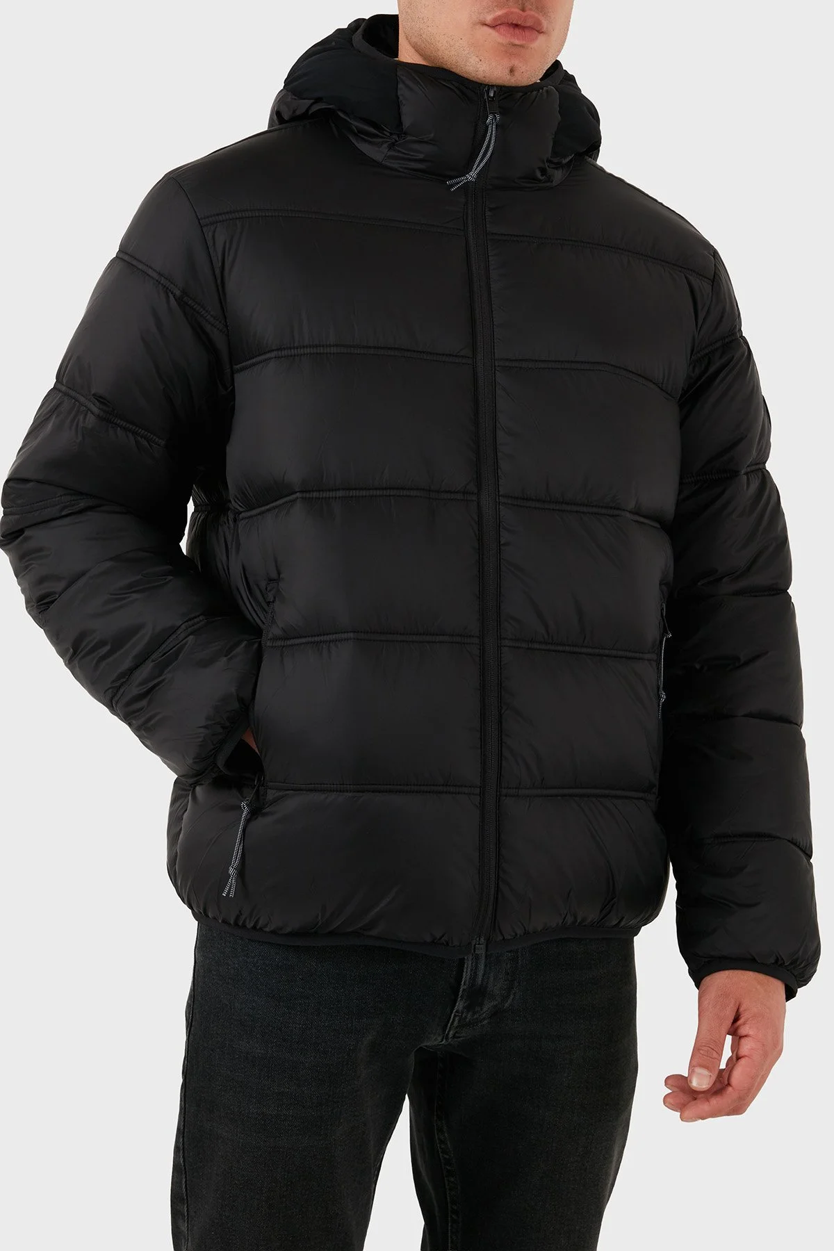 Tommy Jeans Regular Fit Kapüşonlu Kapitoneli Şişme Erkek Mont DM0DM22044 BDS SİYAH - 5