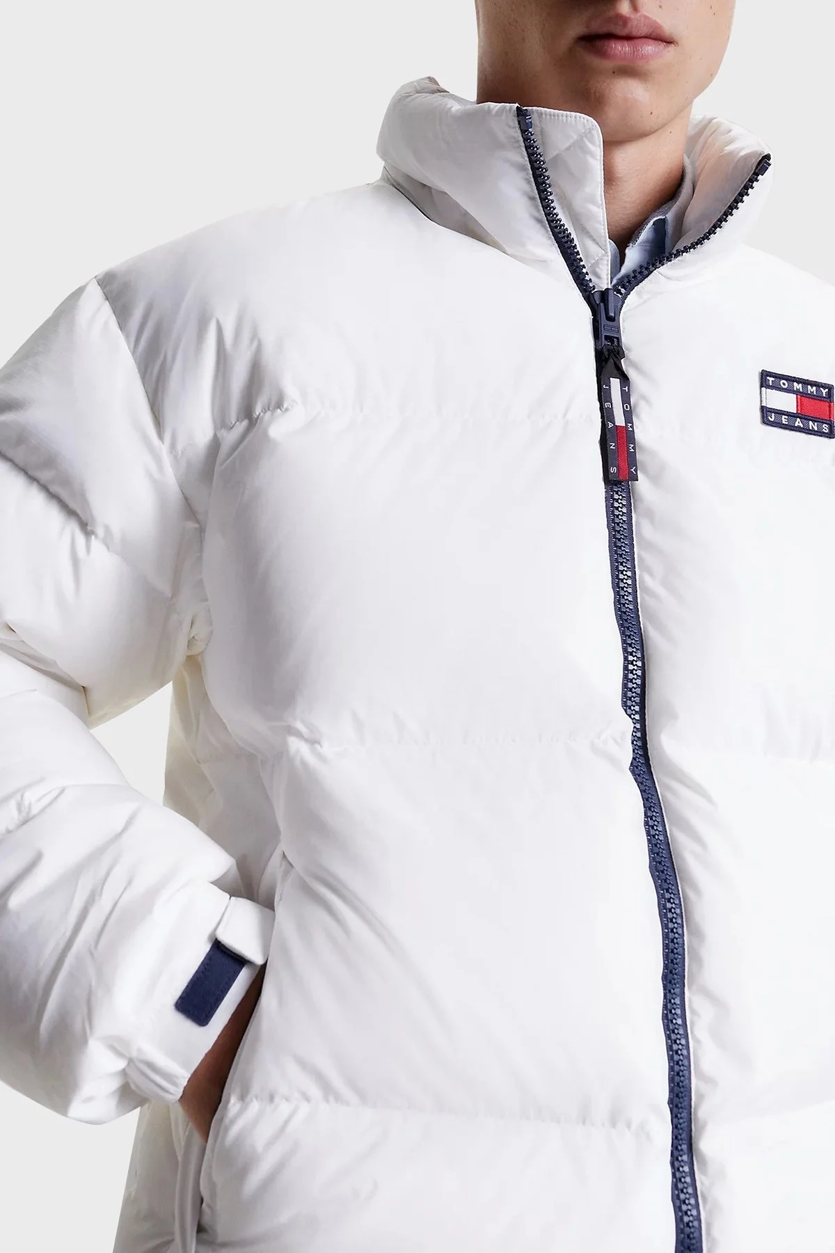 Tommy Jeans Regular Fit Kuş Tüyü Dolgulu Dik Yaka Şişme Erkek Mont DM0DM15445 YBR BEYAZ - 4