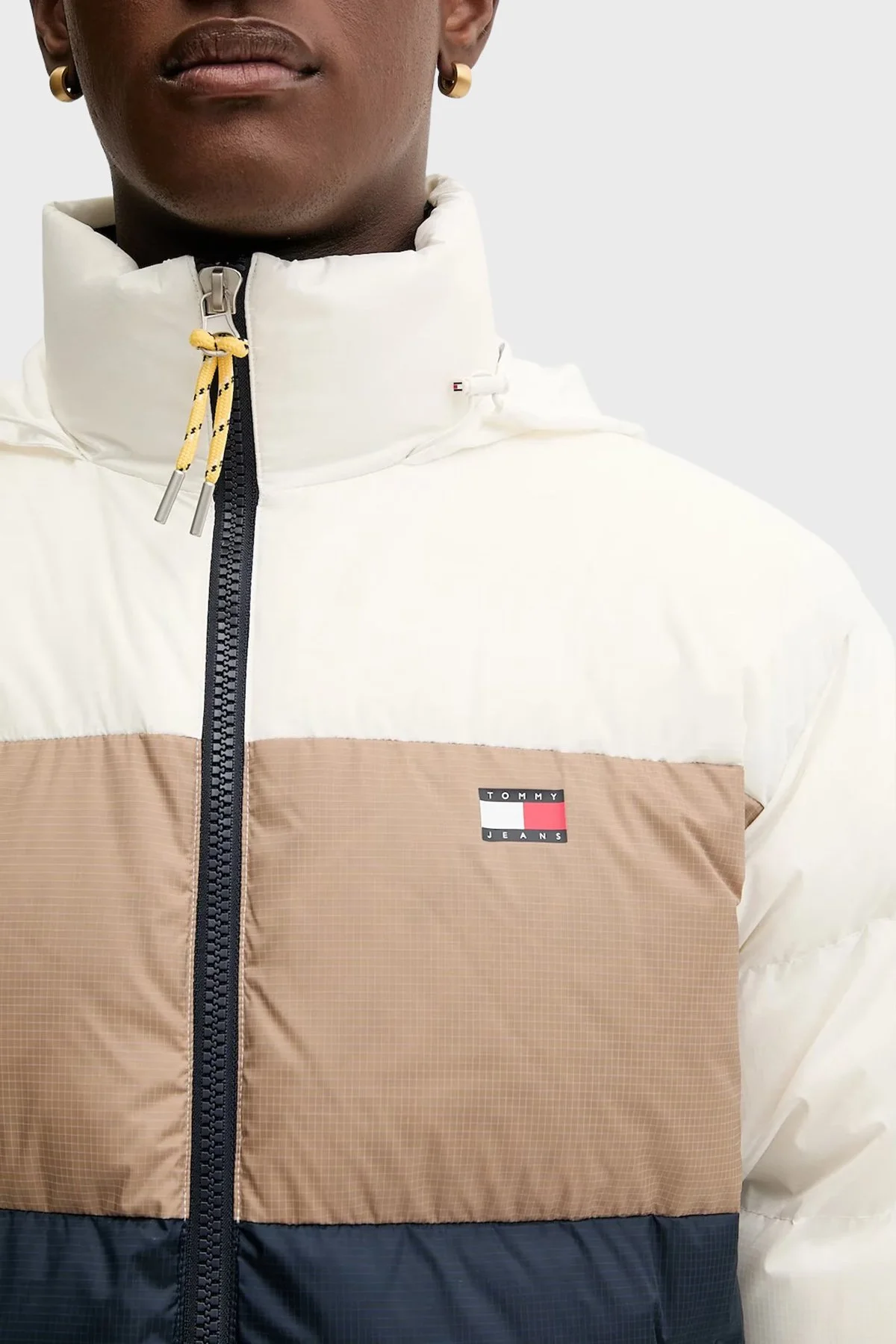 Tommy Jeans Regular Fit Logolu Dik Yaka Kapüşonlu Erkek Mont DM0DM22117 YBL BEYAZ - 3