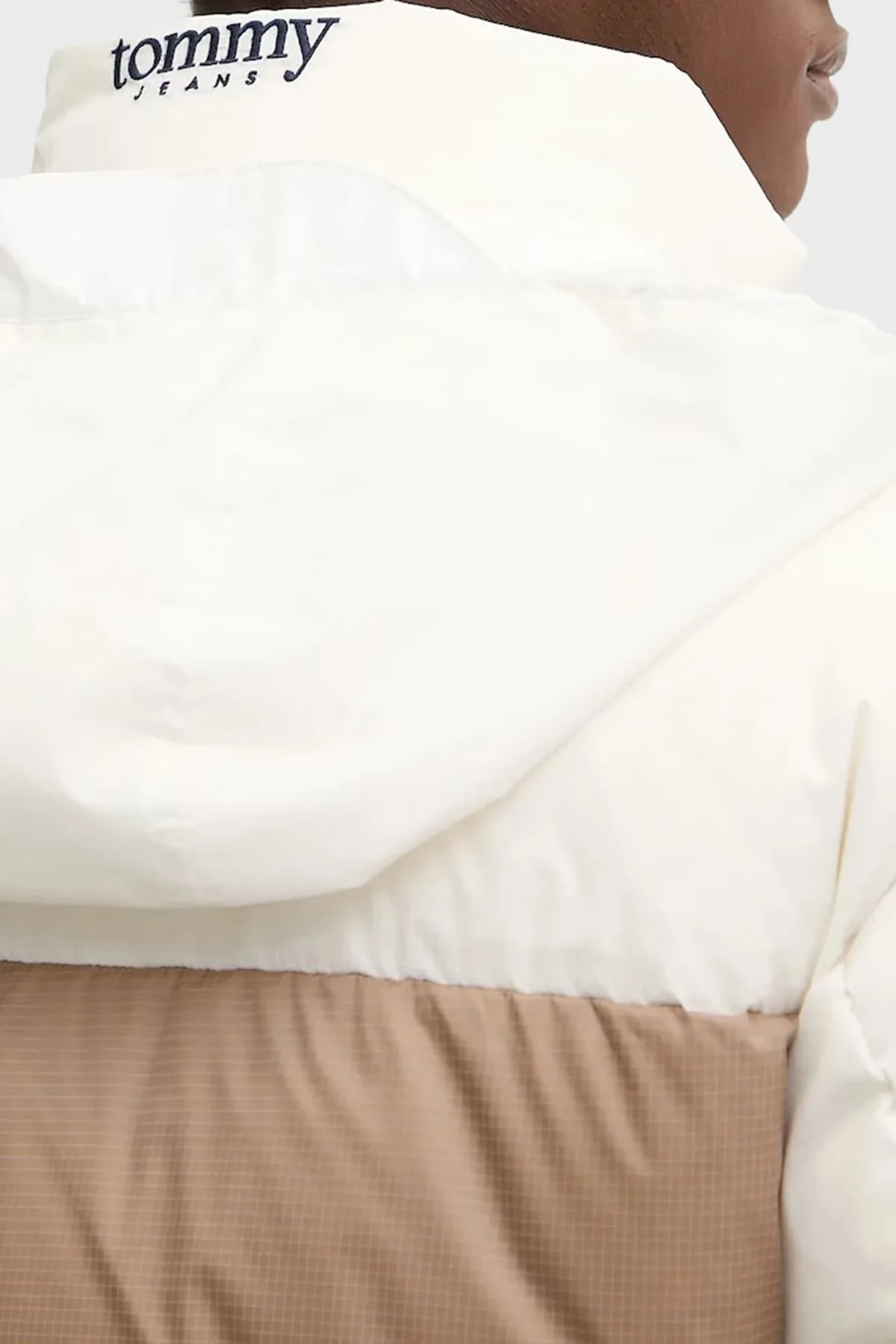 Tommy Jeans Regular Fit Logolu Dik Yaka Kapüşonlu Erkek Mont DM0DM22117 YBL BEYAZ - 5