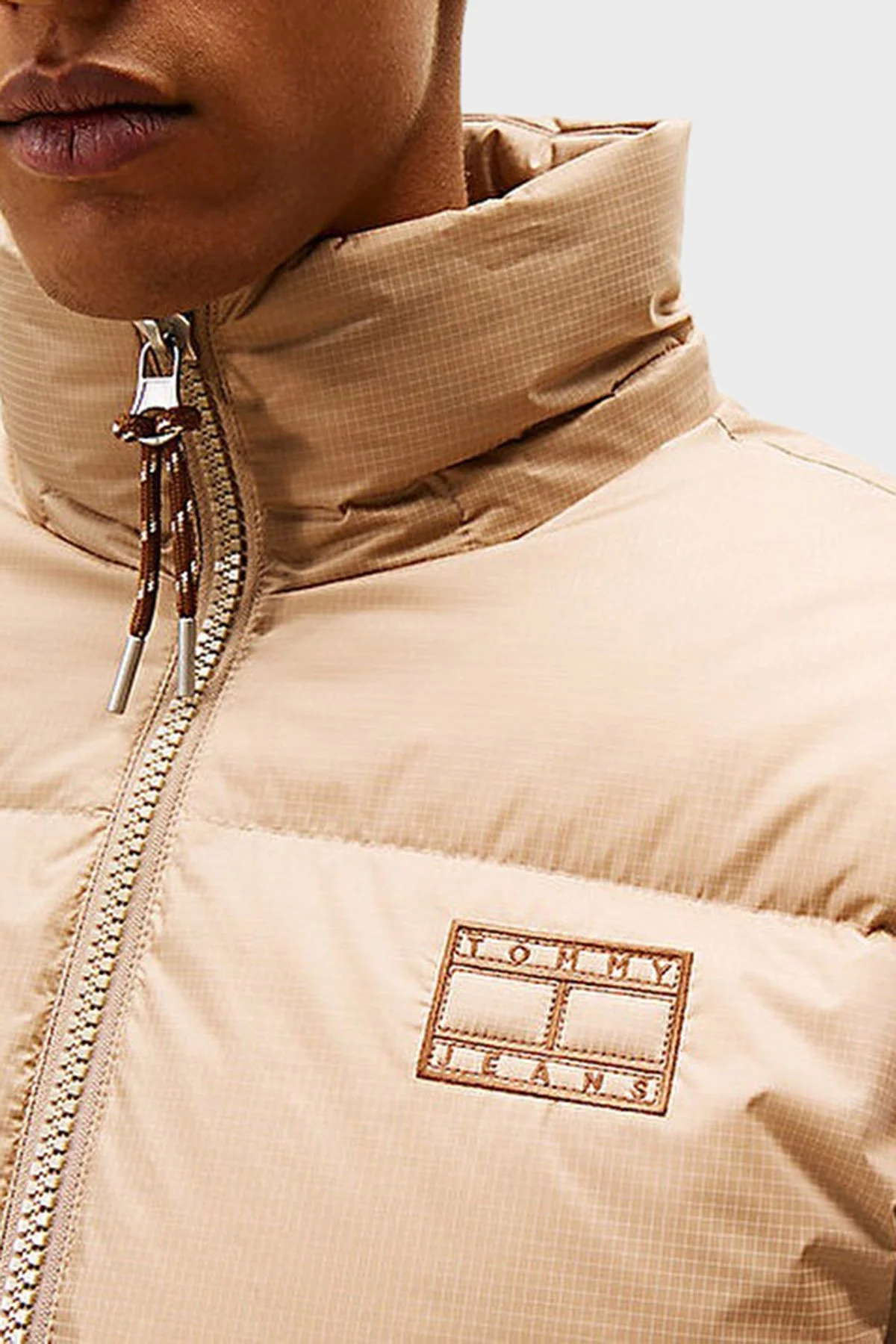 Tommy Jeans Relaxed Fit Çıkarılabilir Kapüşonlu Su İtici Şişme Erkek Mont DM0DM22036 AFE BEJ - 6