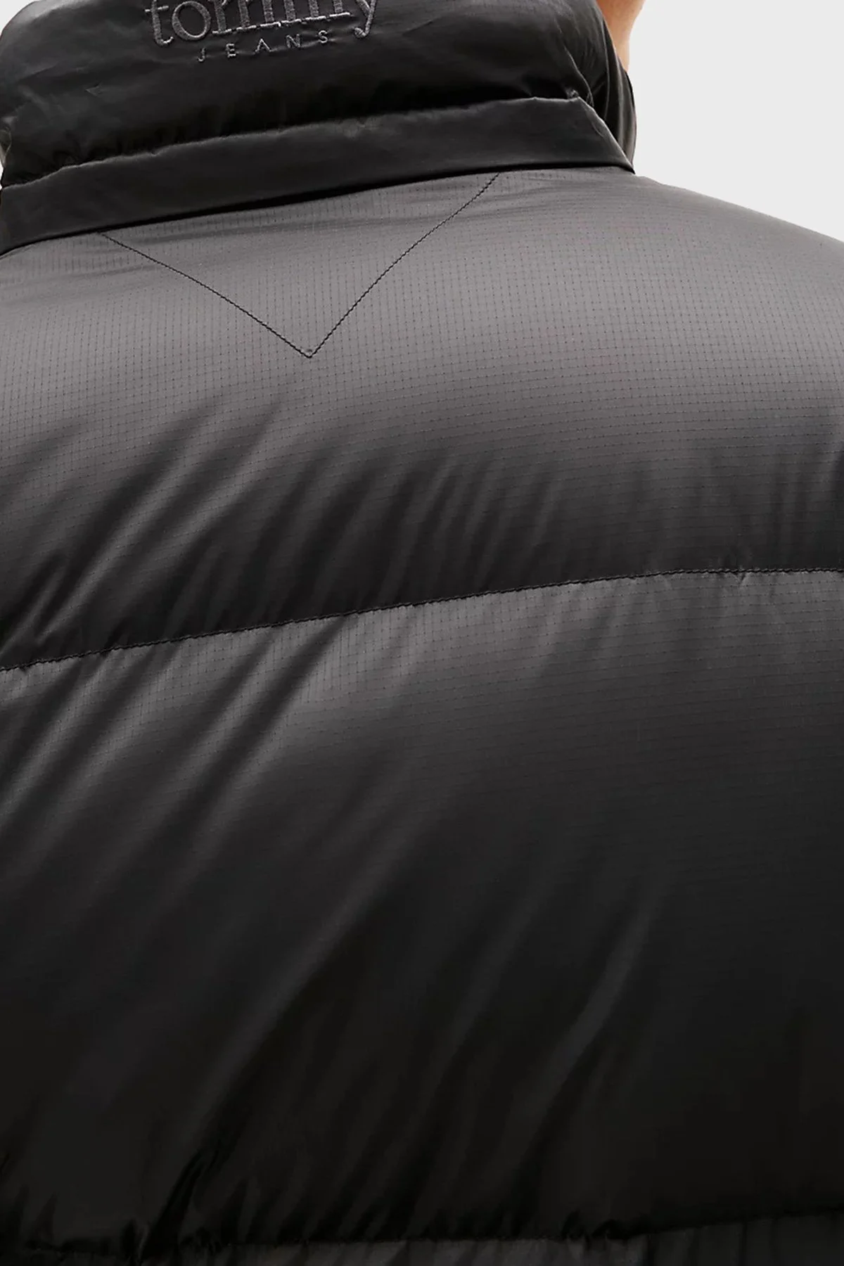 Tommy Jeans Relaxed Fit Çıkarılabilir Kapüşonlu Su İtici Şişme Erkek Mont DM0DM22036 BDS SİYAH - 4