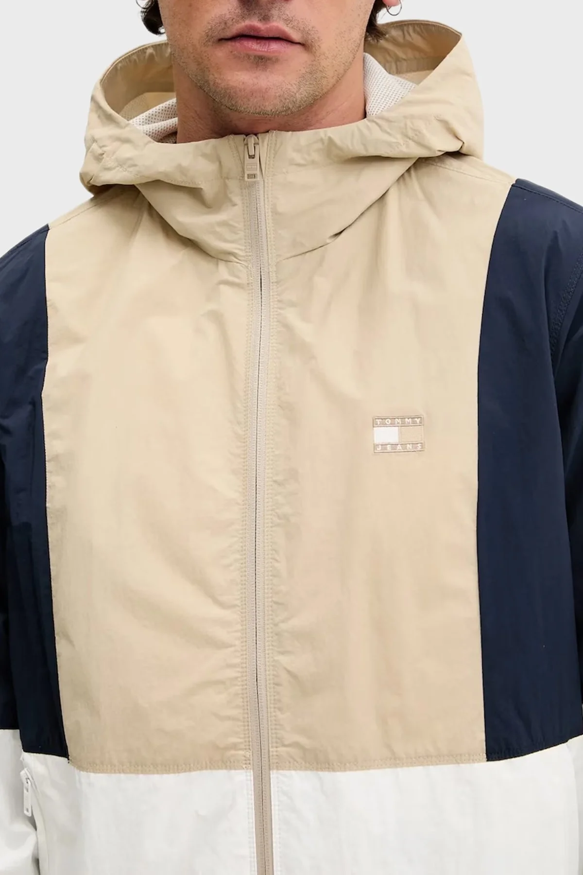 Tommy Jeans Relaxed Fit Kapüşonlu Su İtici Logolu Erkek Mont DM0DM21393 0K4 BEYAZ - 4