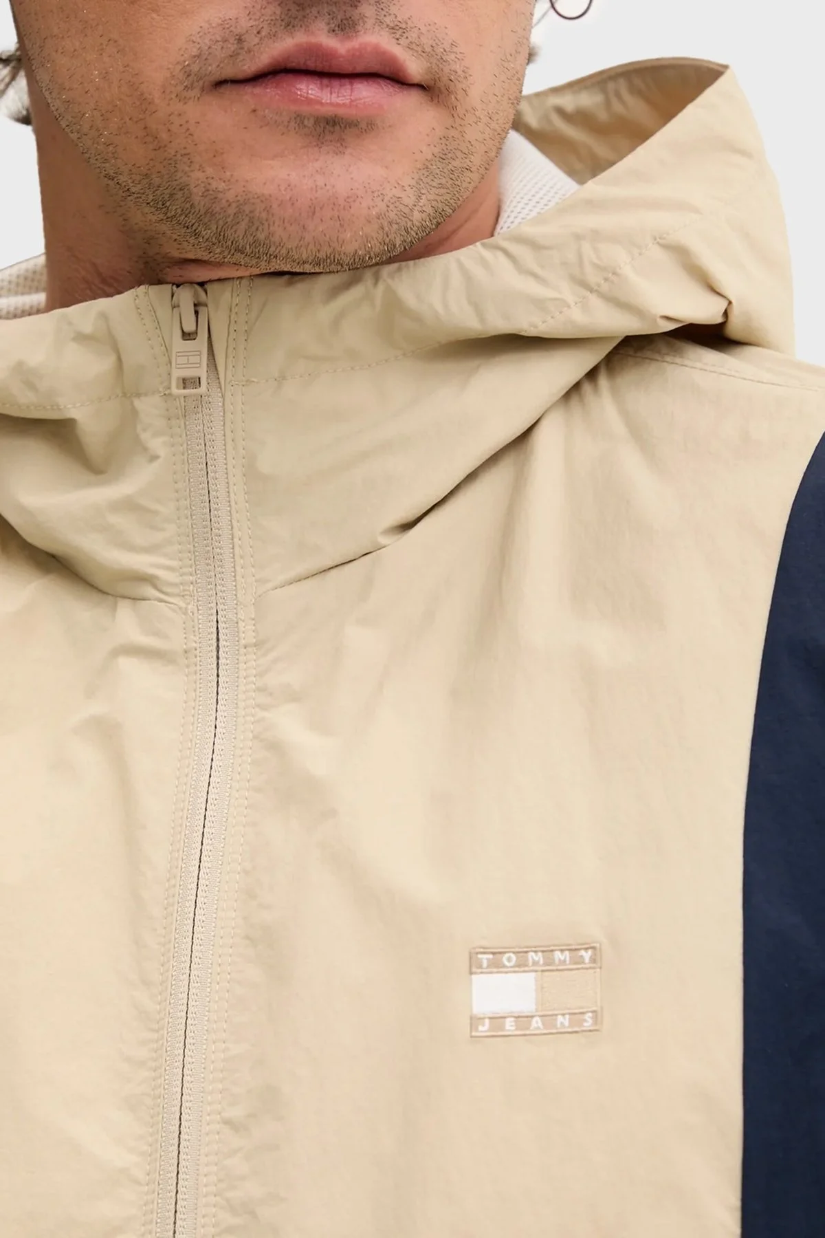 Tommy Jeans Relaxed Fit Kapüşonlu Su İtici Logolu Erkek Mont DM0DM21393 0K4 BEYAZ - 5