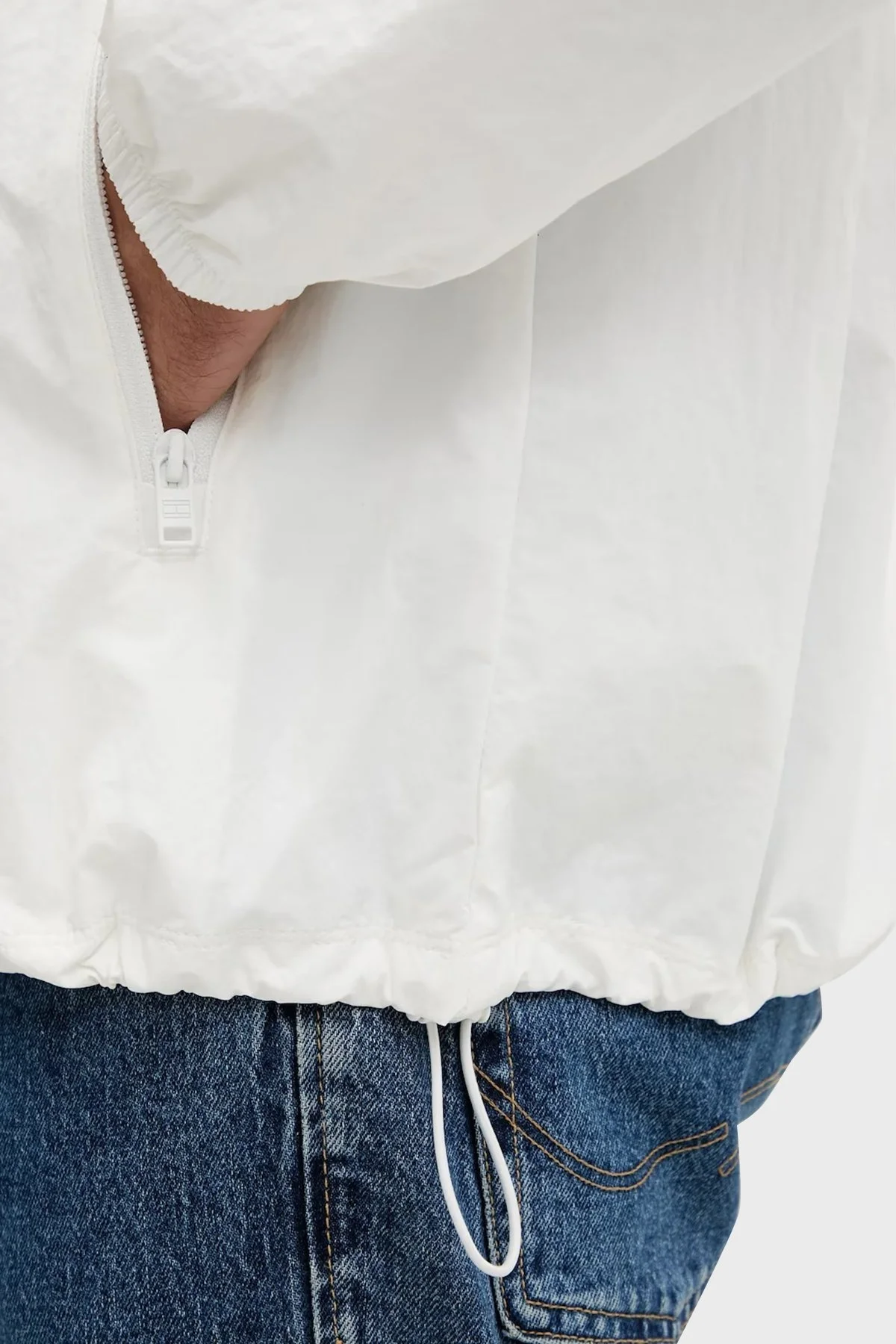 Tommy Jeans Relaxed Fit Kapüşonlu Su İtici Logolu Erkek Mont DM0DM21393 0K4 BEYAZ - 6